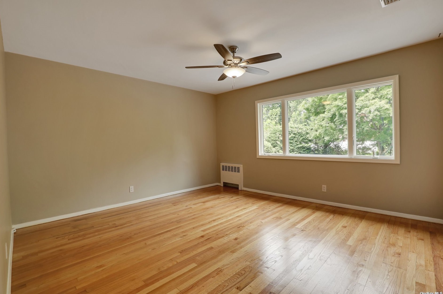 15 Pickett Ct, Malverne NY  11565-1027 exterior