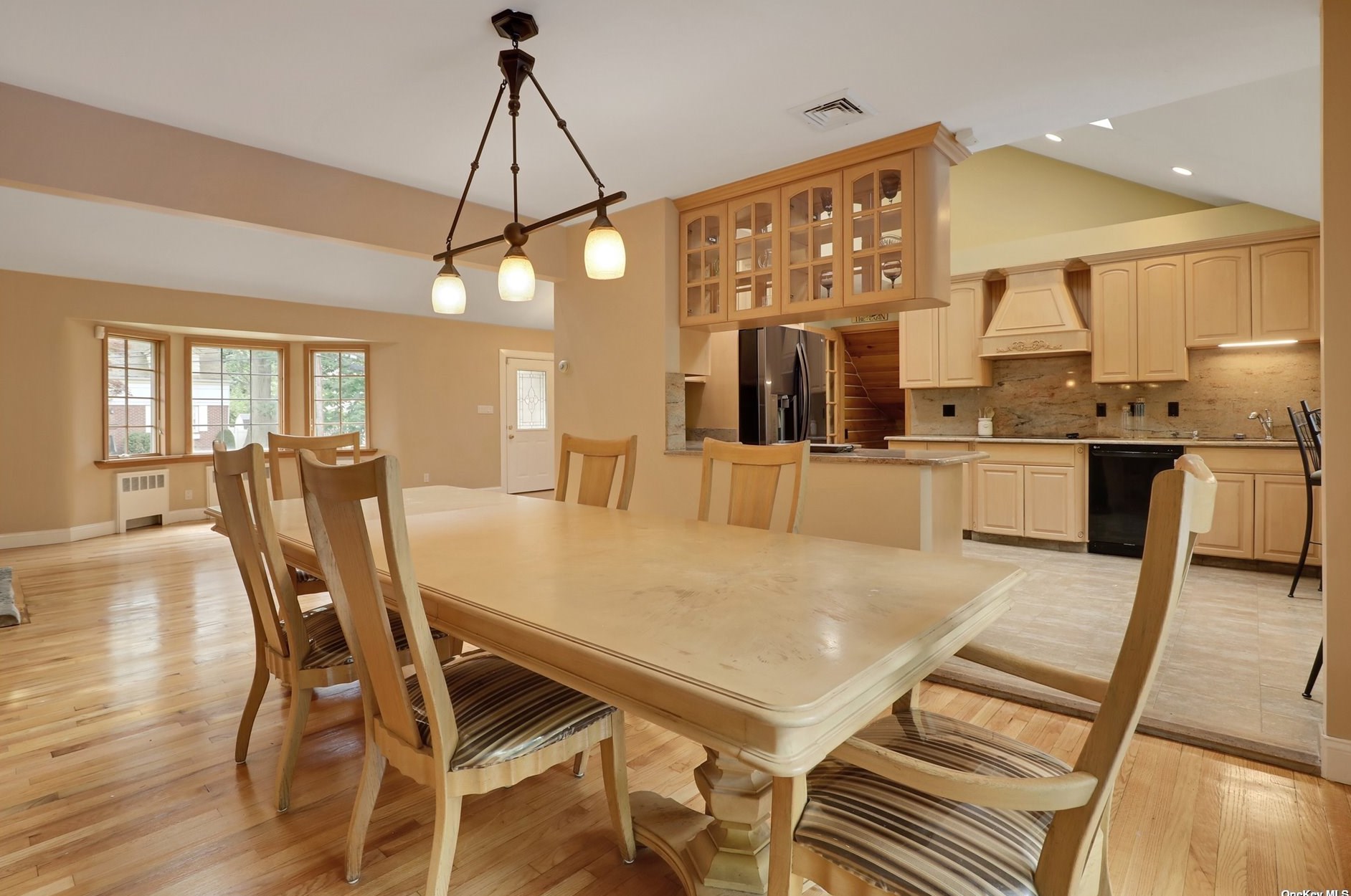 15 Pickett Ct, Malverne NY  11565-1027 exterior