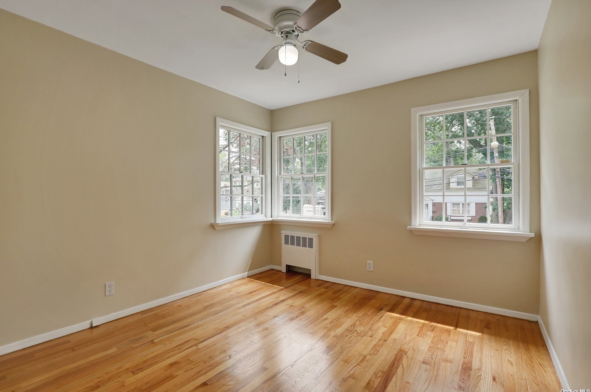 15 Pickett Ct, Malverne NY  11565-1027 exterior