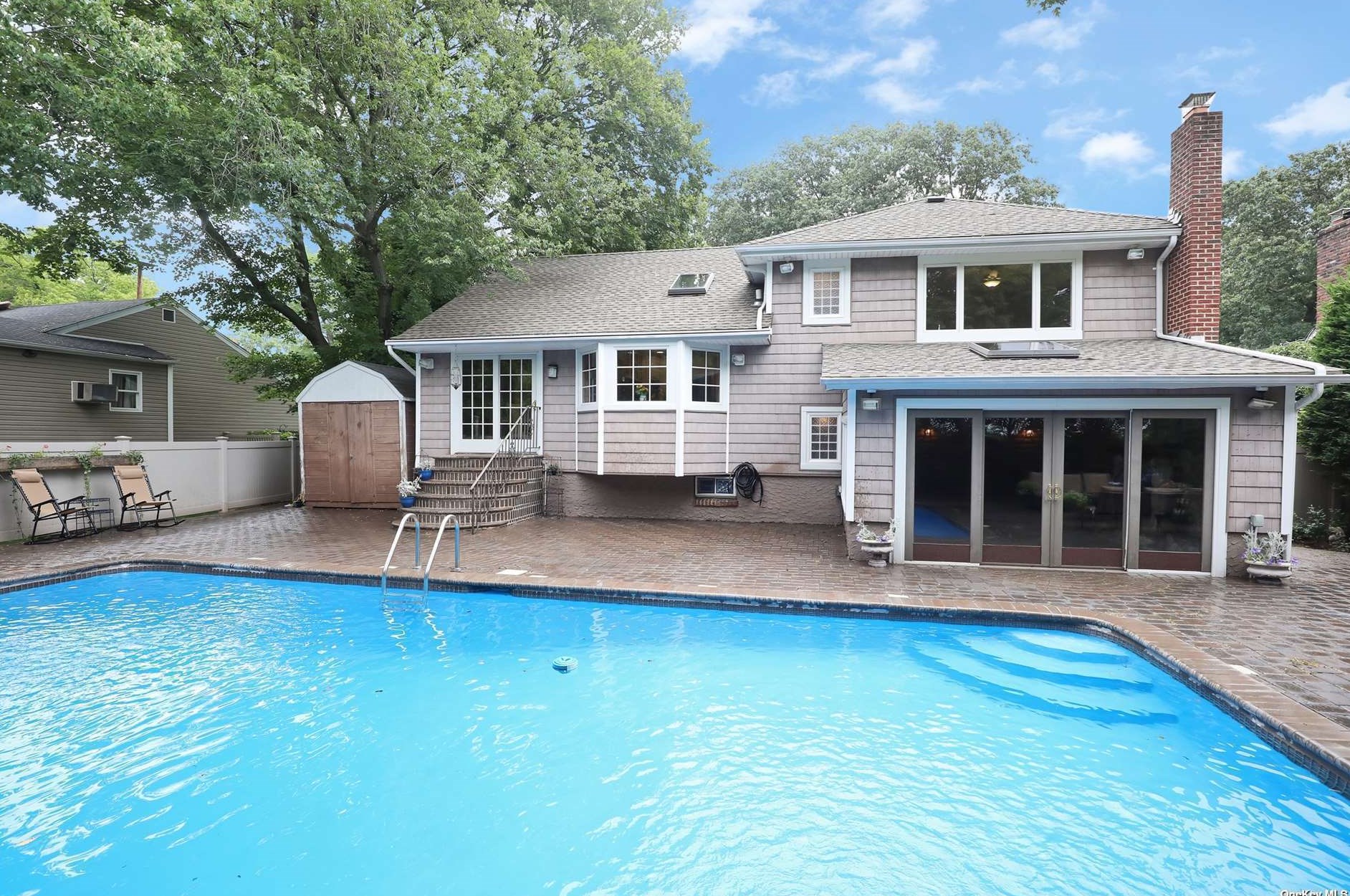 15 Pickett Ct, Malverne NY  11565-1027 exterior