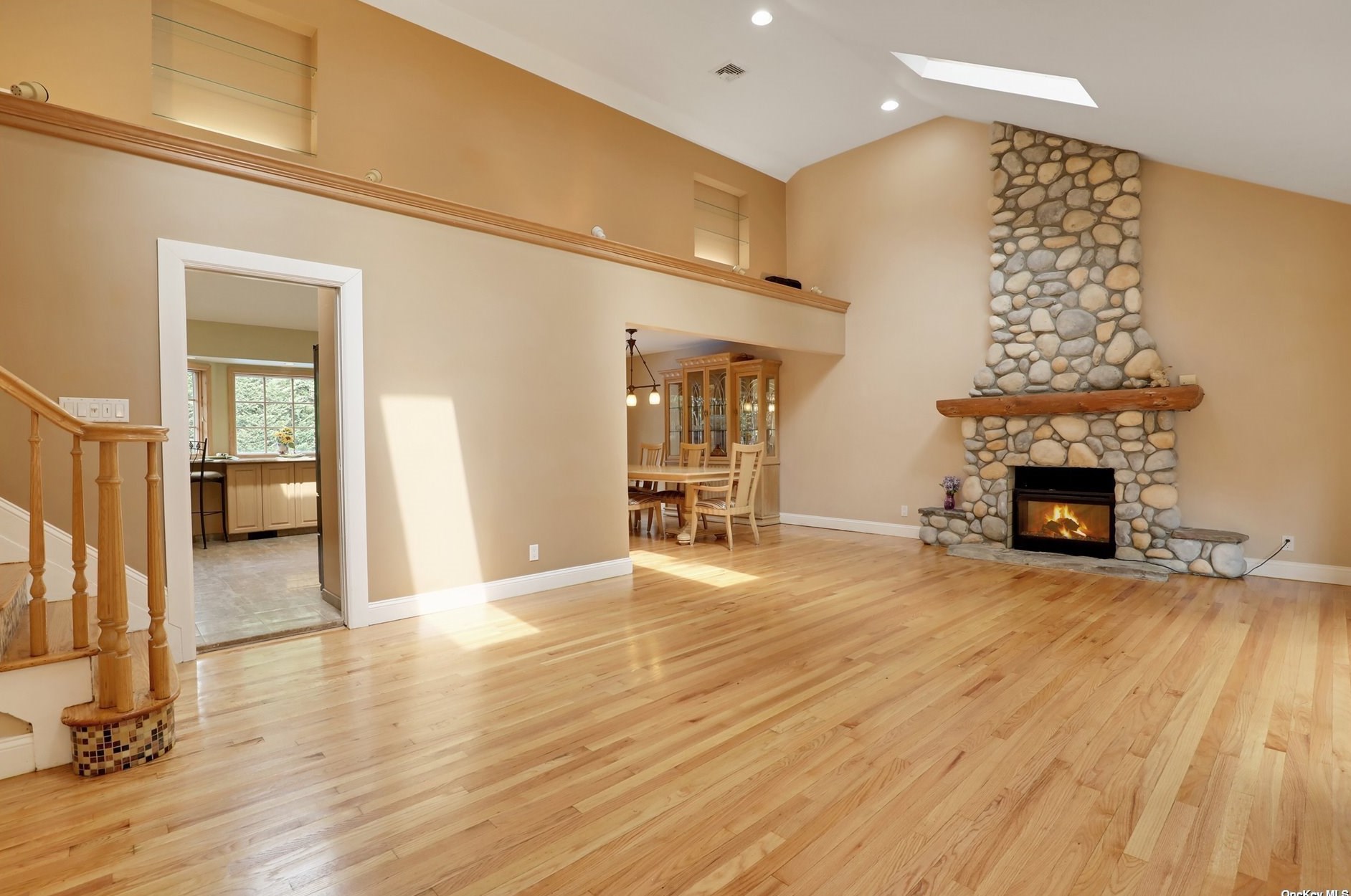 15 Pickett Ct, Malverne NY  11565-1027 exterior