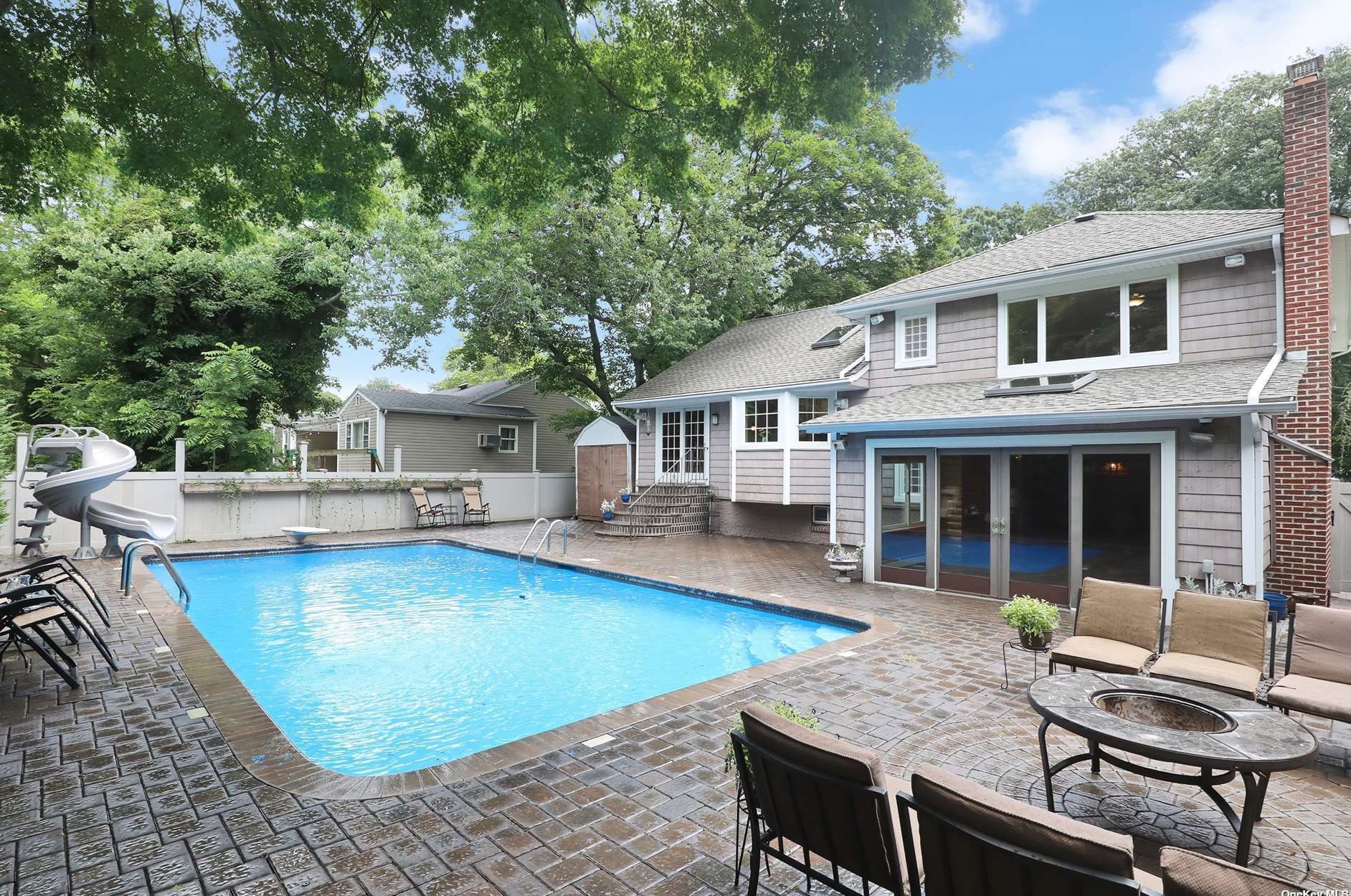 15 Pickett Ct, Malverne NY  11565-1027 exterior