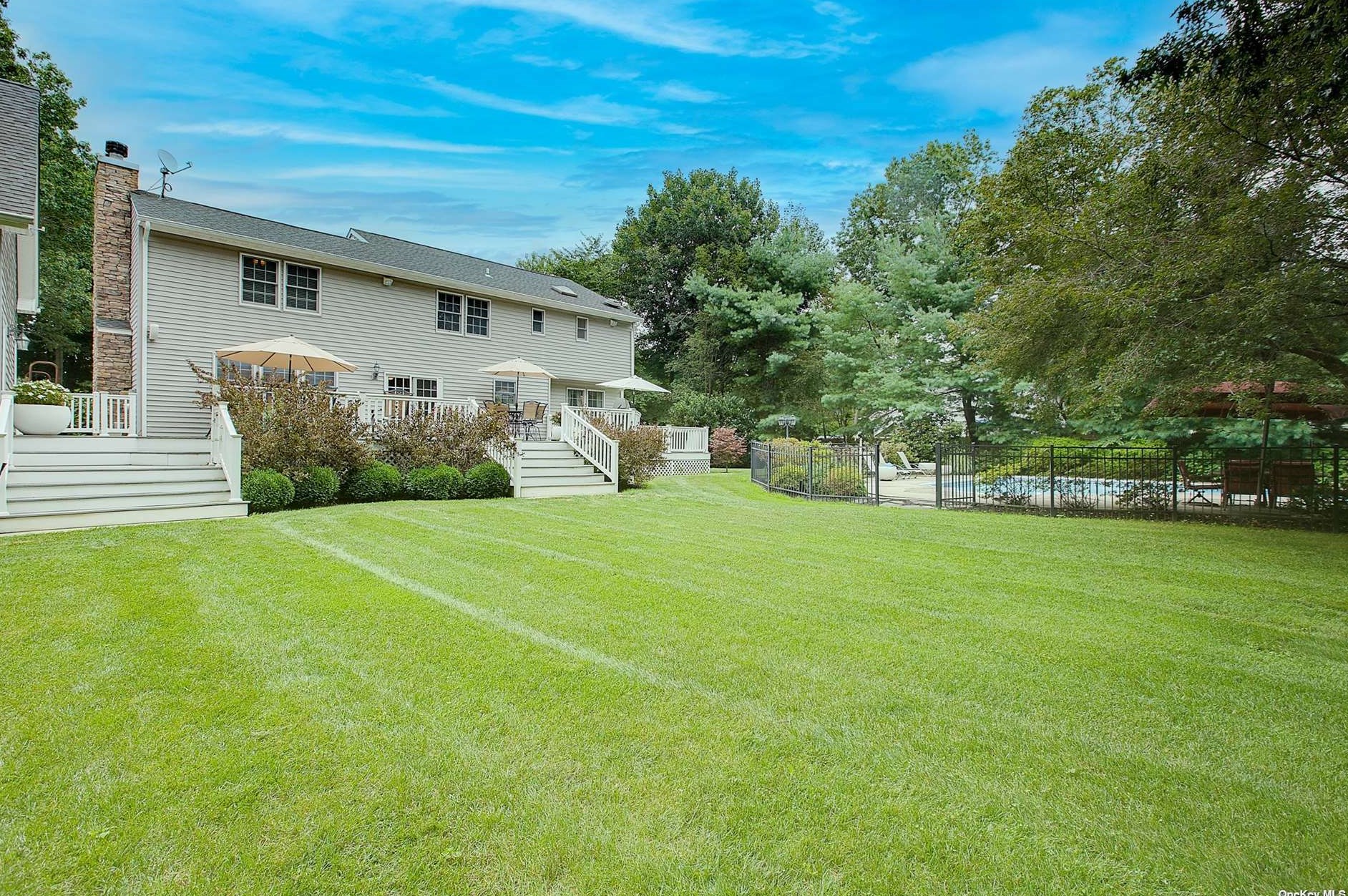 106 Chestnut St, Mount Sinai, NY 11766