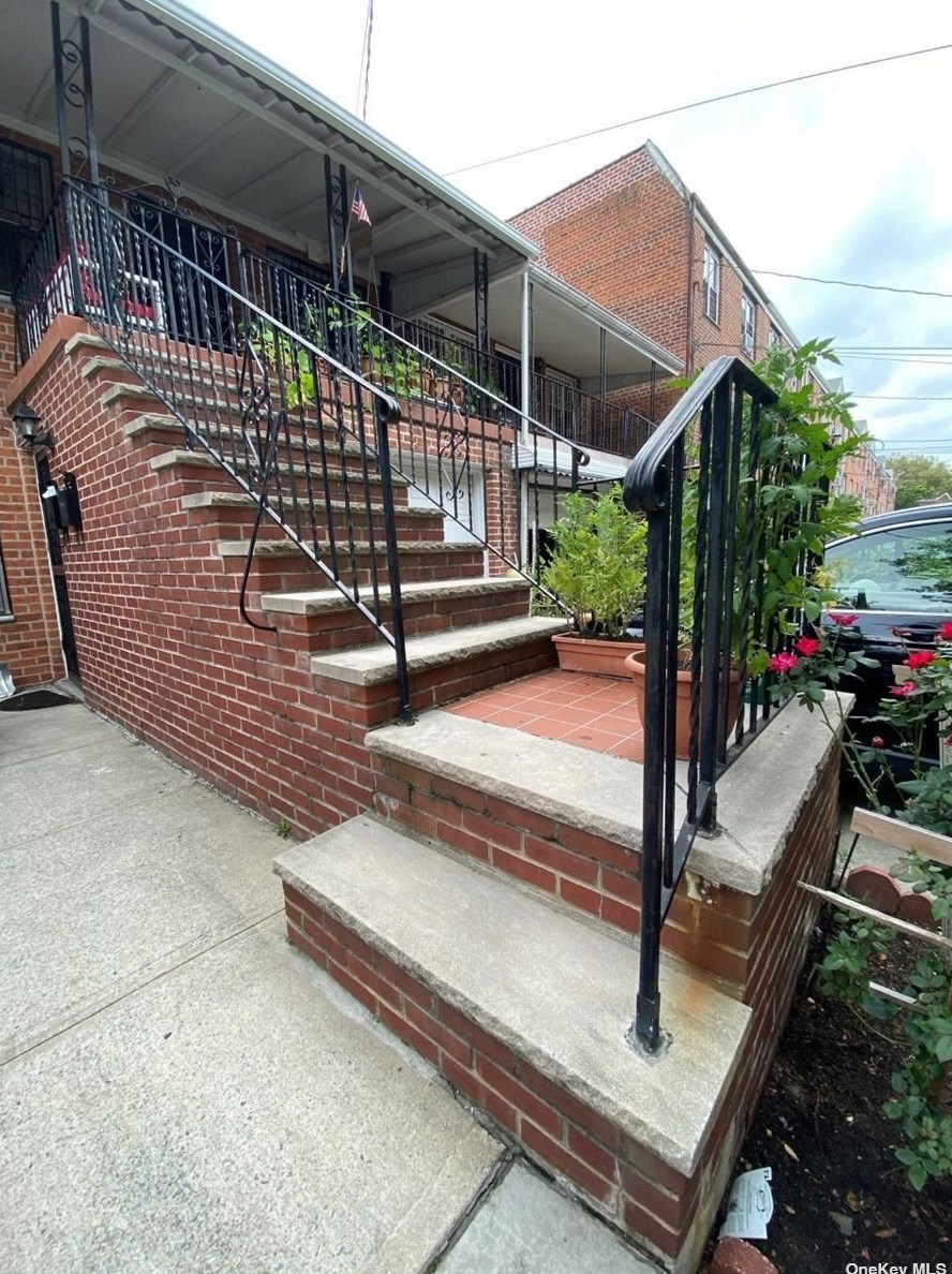 32 74th St, Flushing NY  11370-1143 exterior