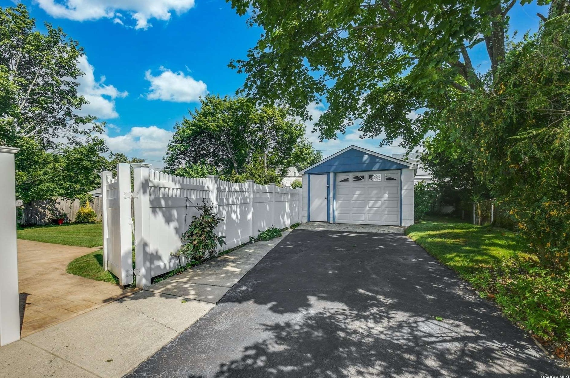 11 Comanche Ln, Commack NY 11725-4606 exterior