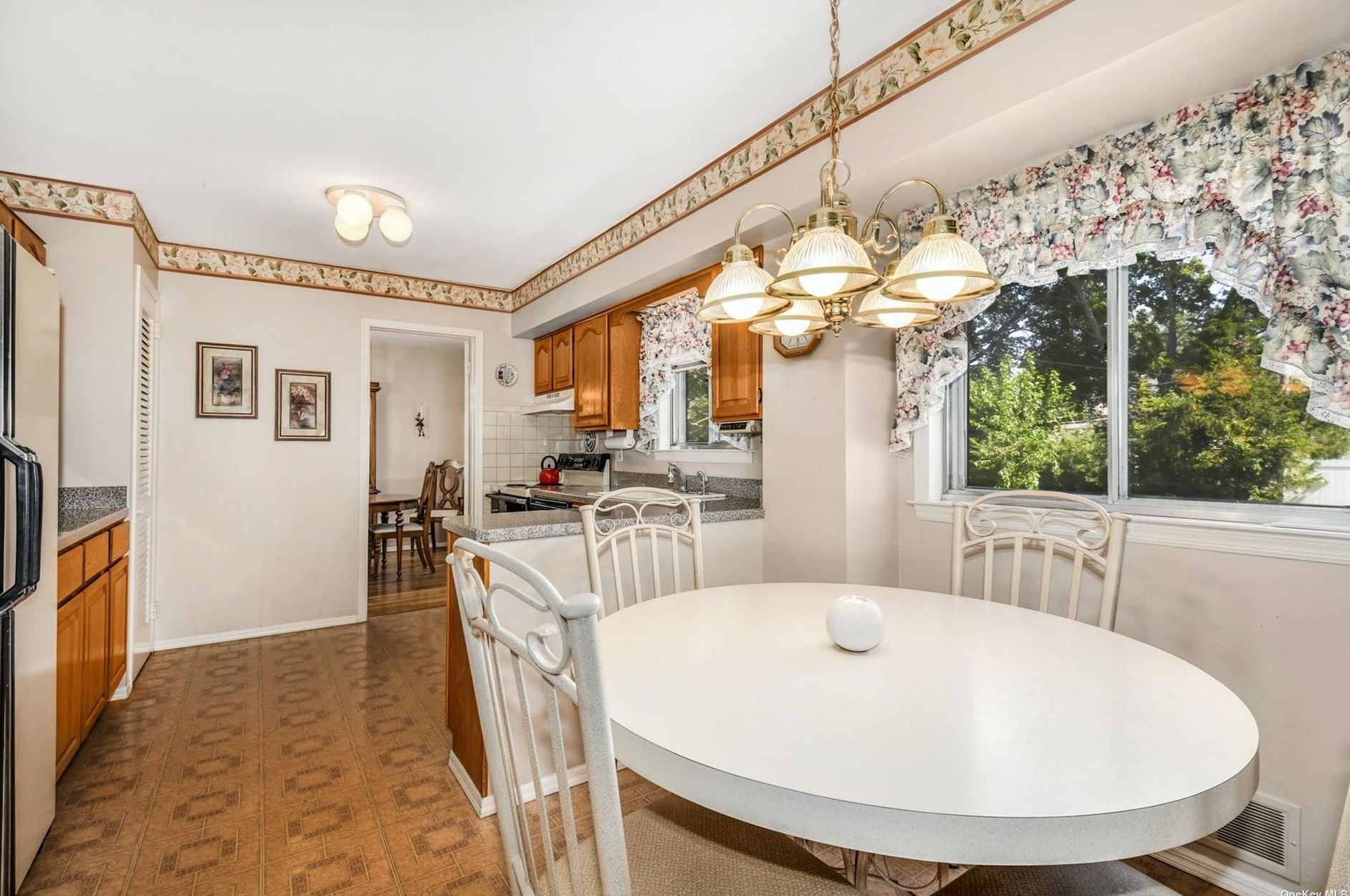 11 Comanche Ln, Commack NY 11725-4606 exterior