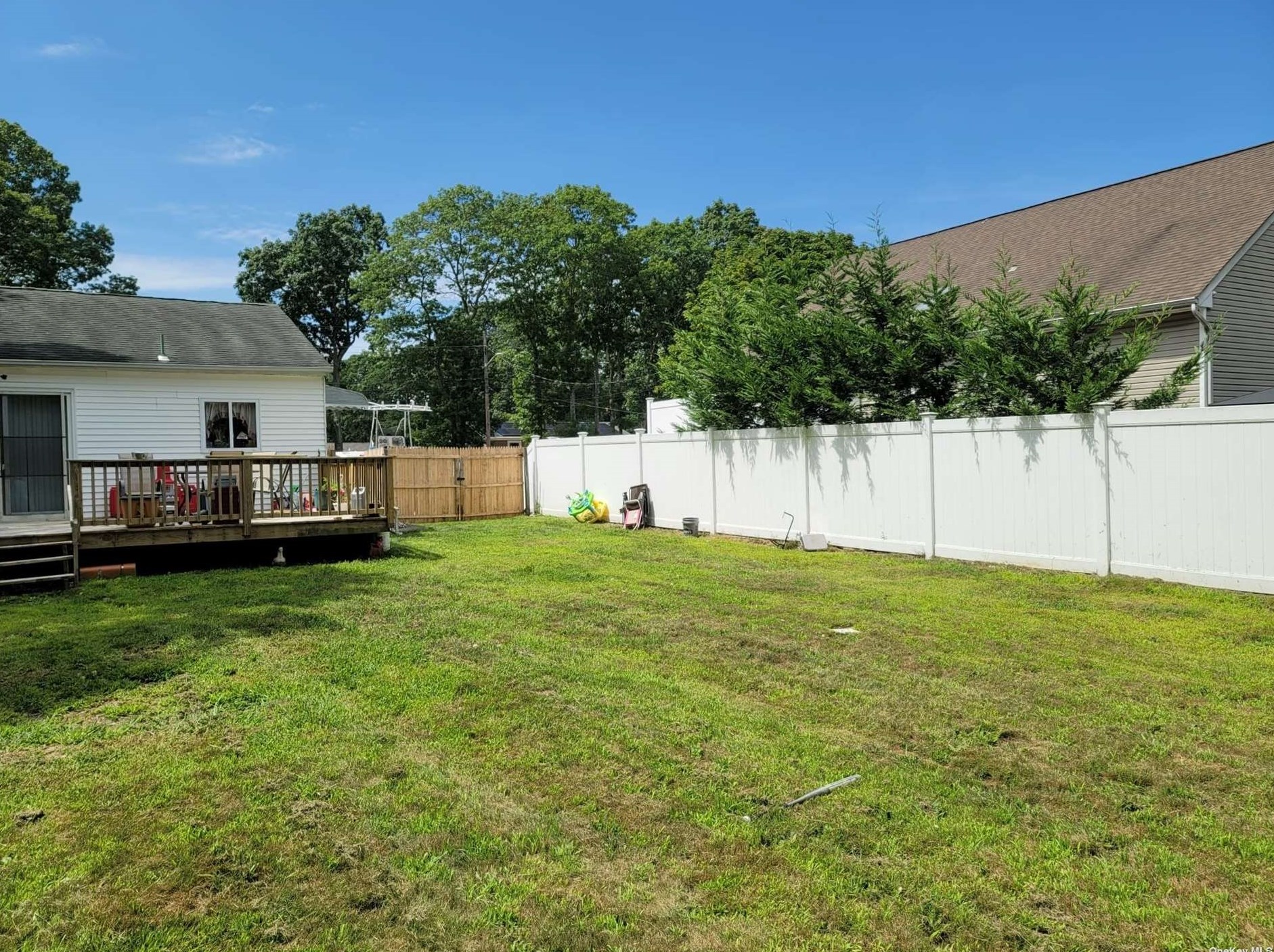 193 Van Buren St, Manor Park NY  11950-4109 exterior