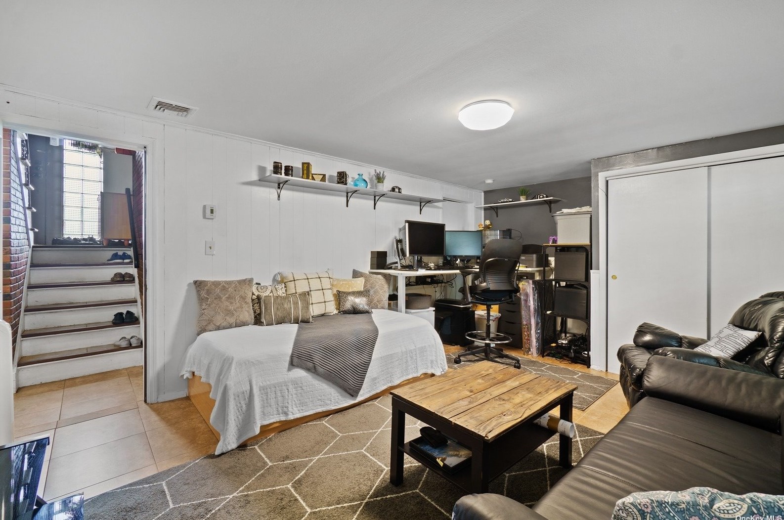 17 Lawrence Ct, Hicksville NY exterior