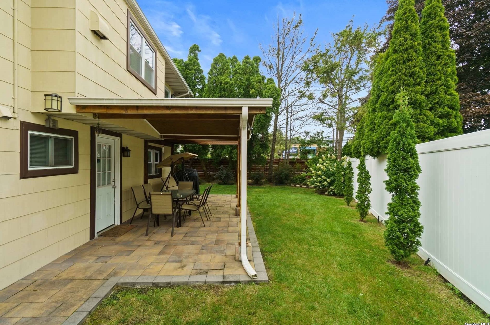 17 Lawrence Ct, Hicksville NY exterior