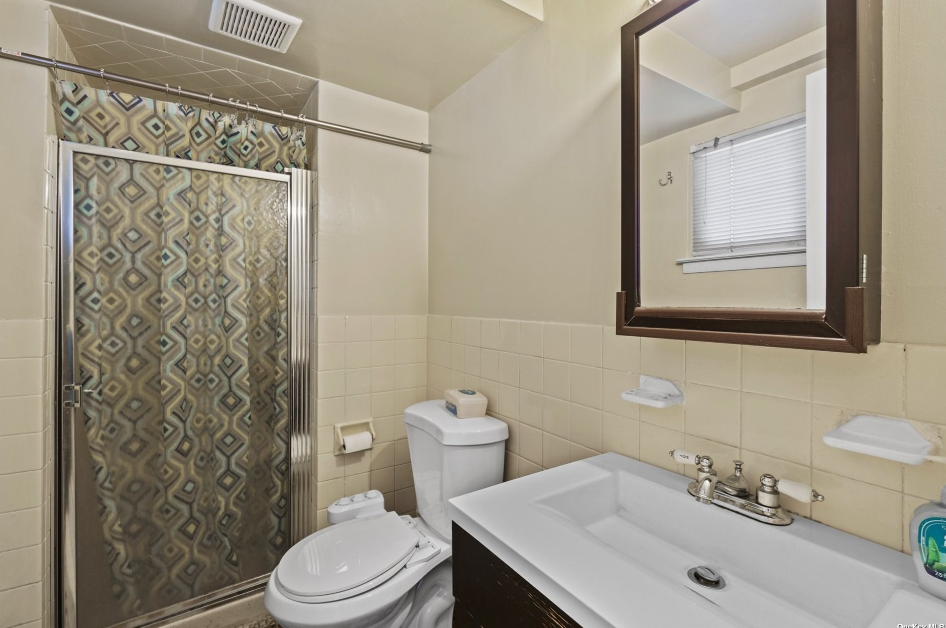 17 Lawrence Ct, Hicksville NY exterior