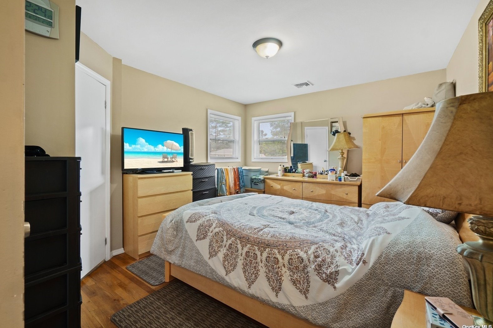 17 Lawrence Ct, Hicksville NY exterior