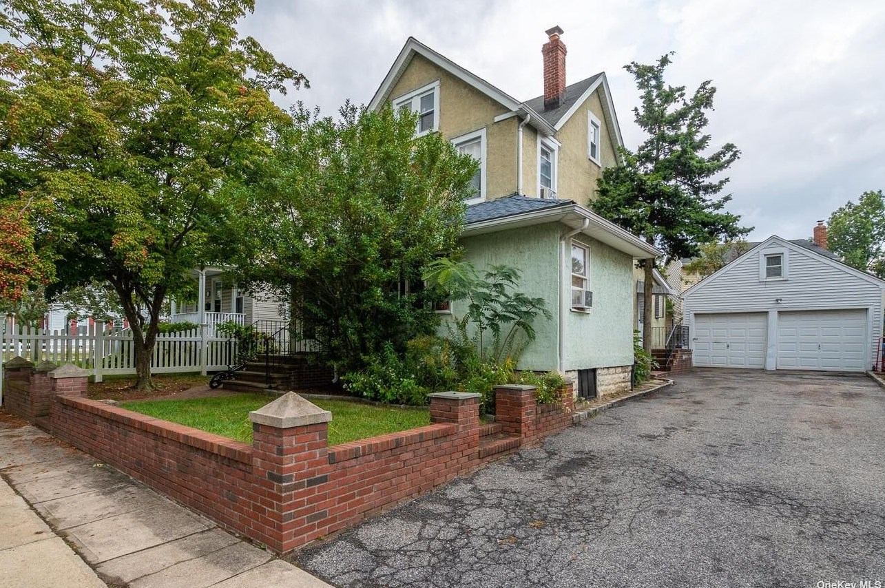 81 Winter St, Lynbrook NY  11563-2034 exterior