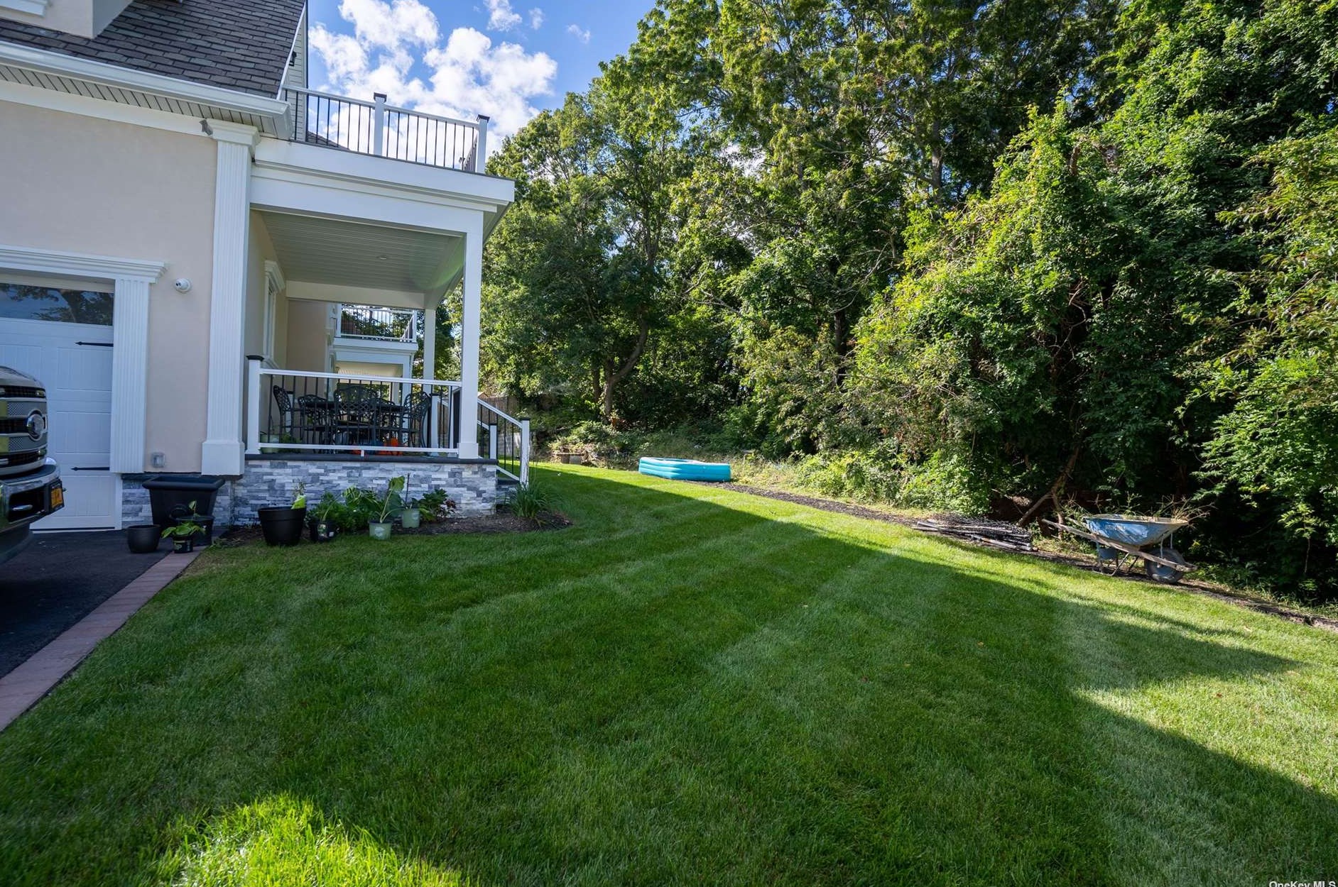 64 Highview Dr, Selden NY  11784-2719 exterior