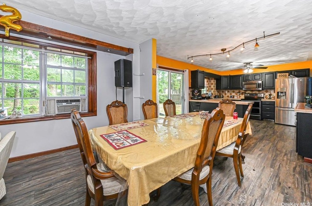 528 Rowlinson Dr, Smith Point NY 11967-1217 exterior