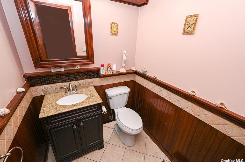 528 Rowlinson Dr, Smith Point NY 11967-1217 exterior