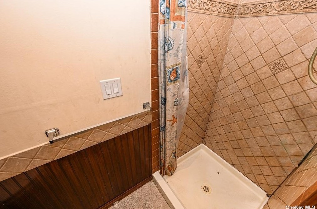 528 Rowlinson Dr, Smith Point NY 11967-1217 exterior