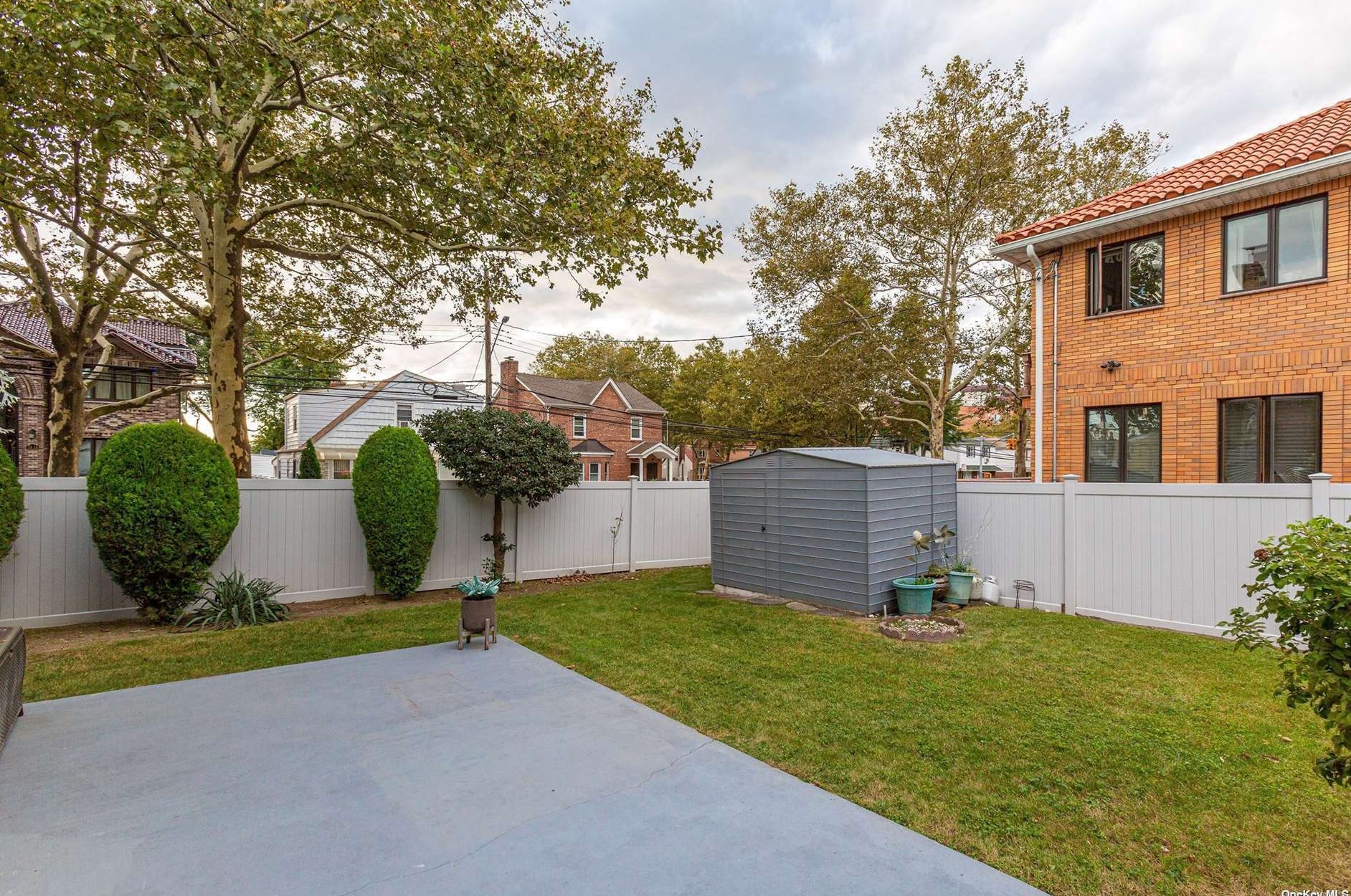 160-01 75th Ave, Flushing NY 11385-6137 exterior