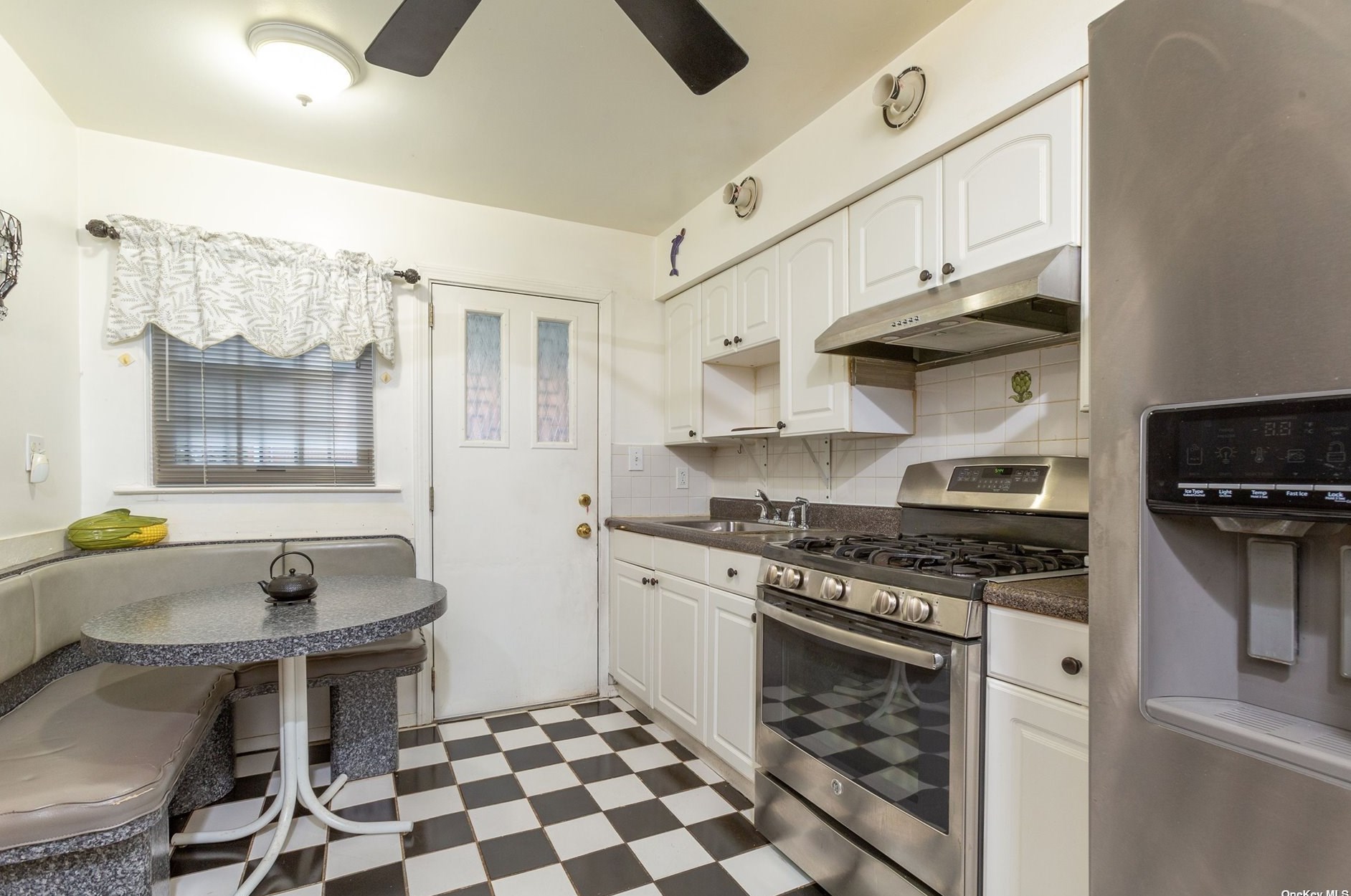 160-01 75th Ave, Flushing NY 11385-6137 exterior