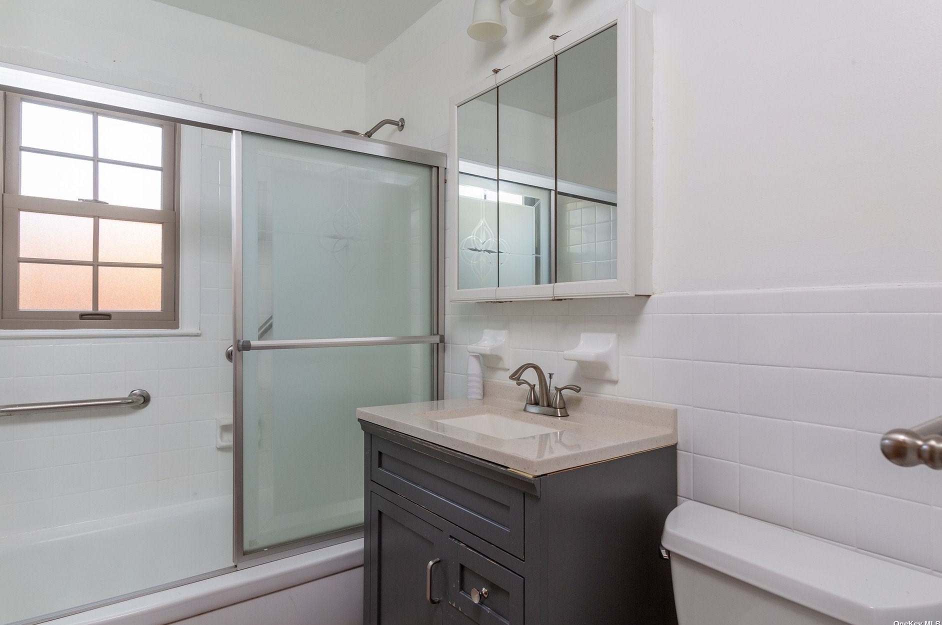 160-01 75th Ave, Flushing NY 11385-6137 exterior