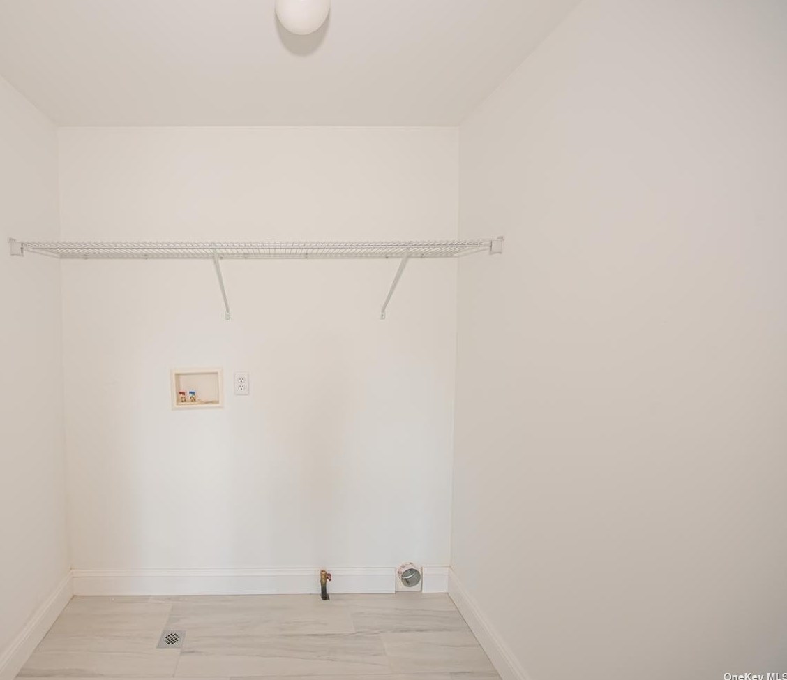 121 Candy Ln, Syosset NY  11791-4910 exterior