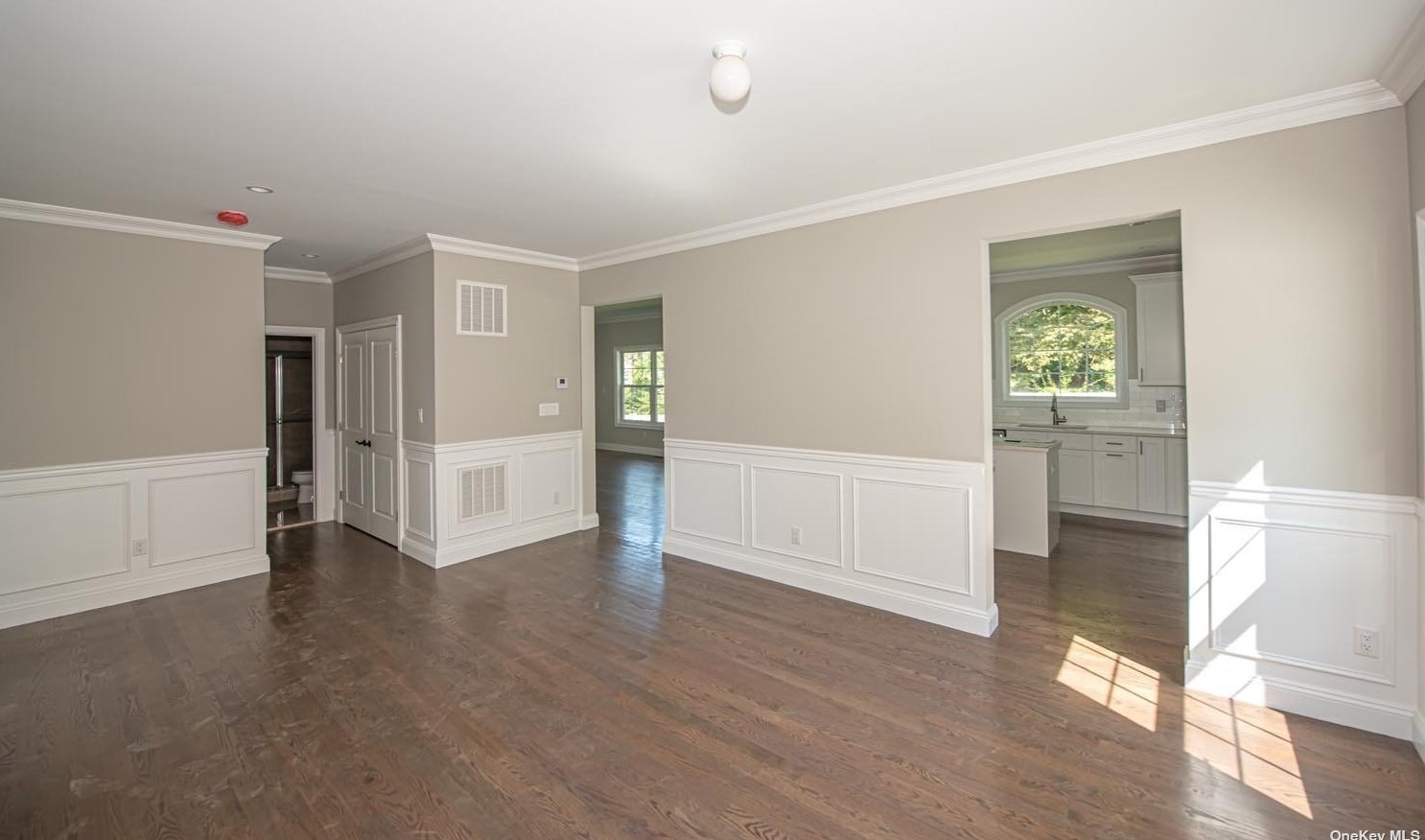 121 Candy Ln, Syosset NY  11791-4910 exterior