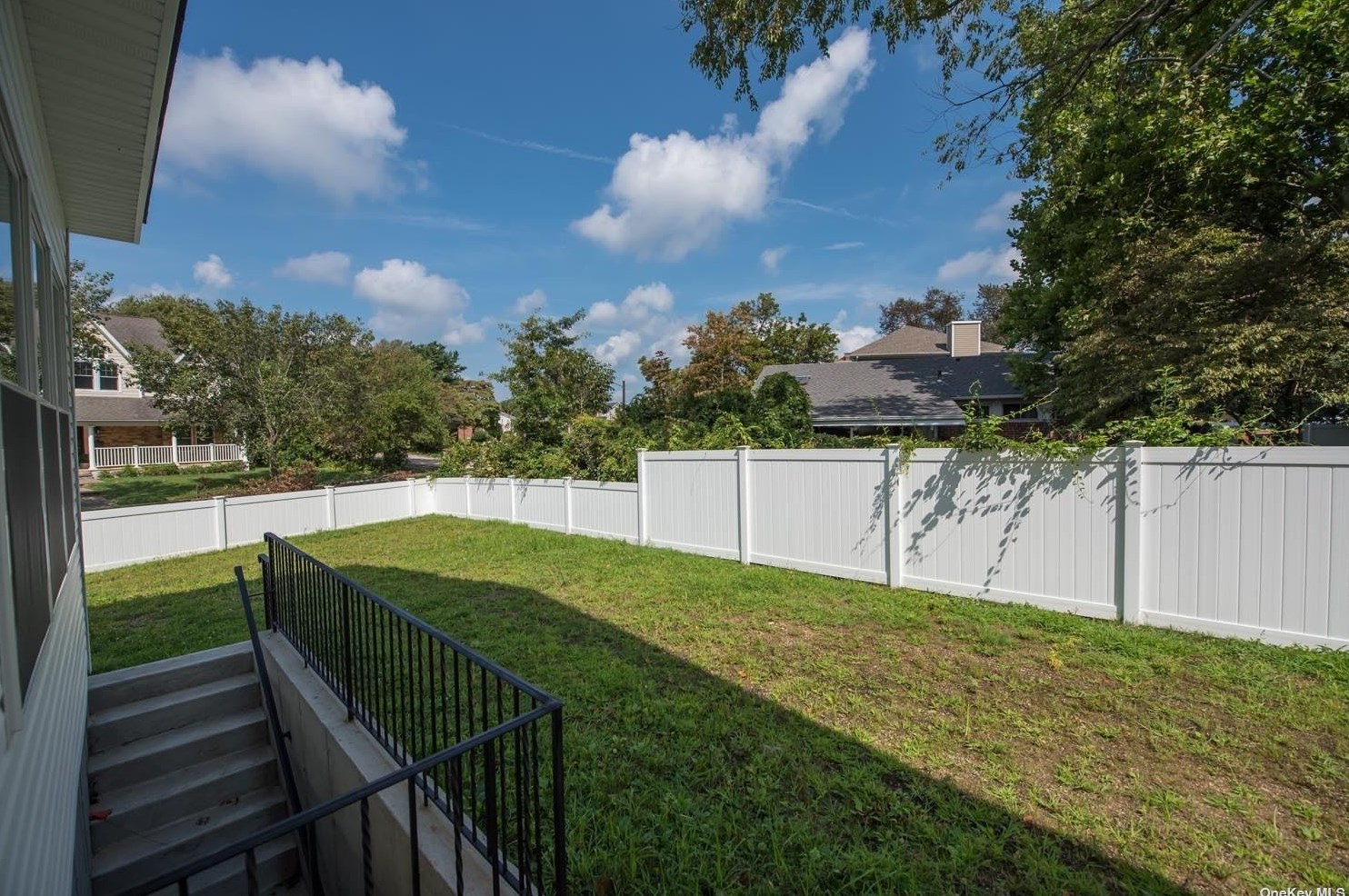 121 Candy Ln, Syosset NY  11791-4910 exterior