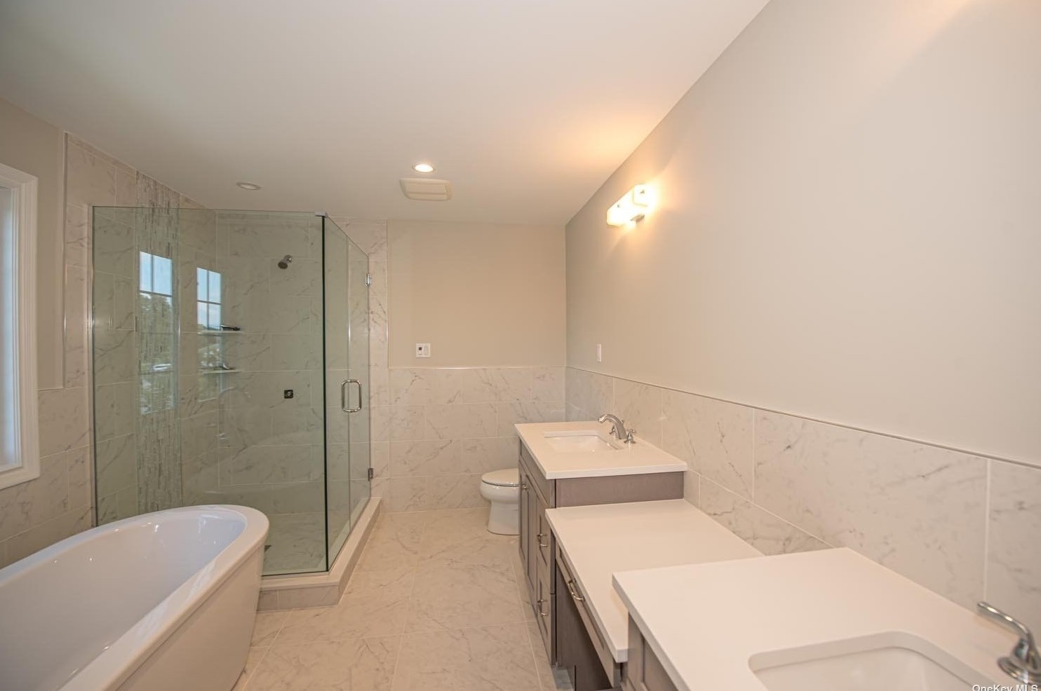 121 Candy Ln, Syosset NY  11791-4910 exterior