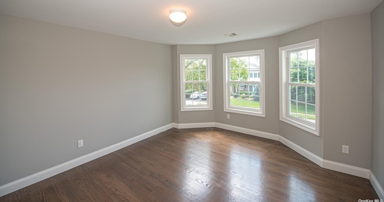 121 Candy Ln, Syosset NY  11791-4910 exterior