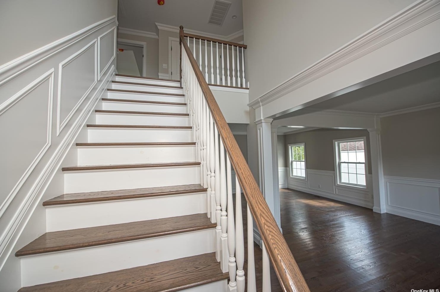 121 Candy Ln, Syosset NY  11791-4910 exterior