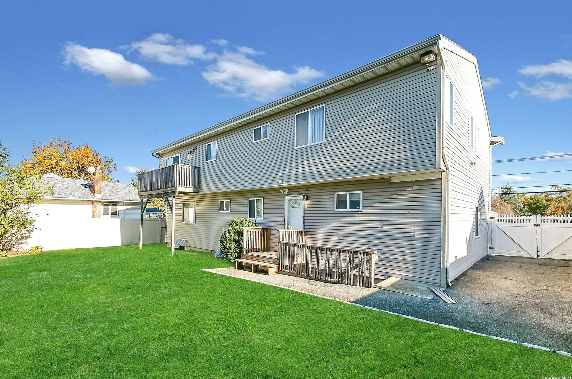 553 Old Bethpage Rd, Hicksville NY  11803-5822 exterior