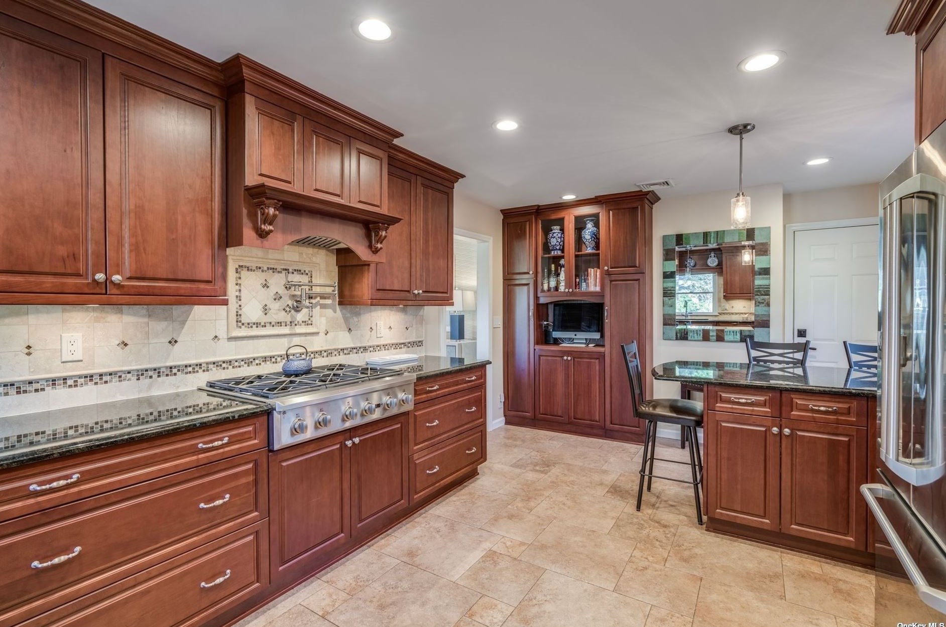 18 Briarcliff Pl, Hunt NY  11743-1826 exterior