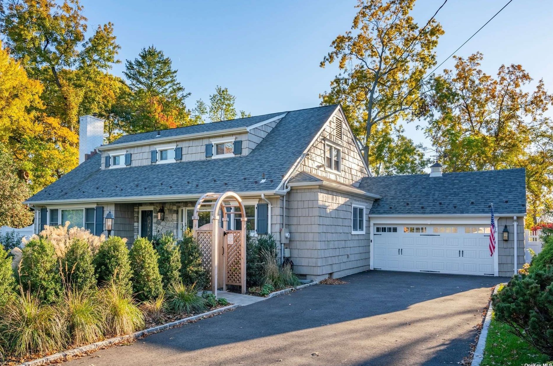 18 Briarcliff Pl, Hunt NY  11743-1826 exterior