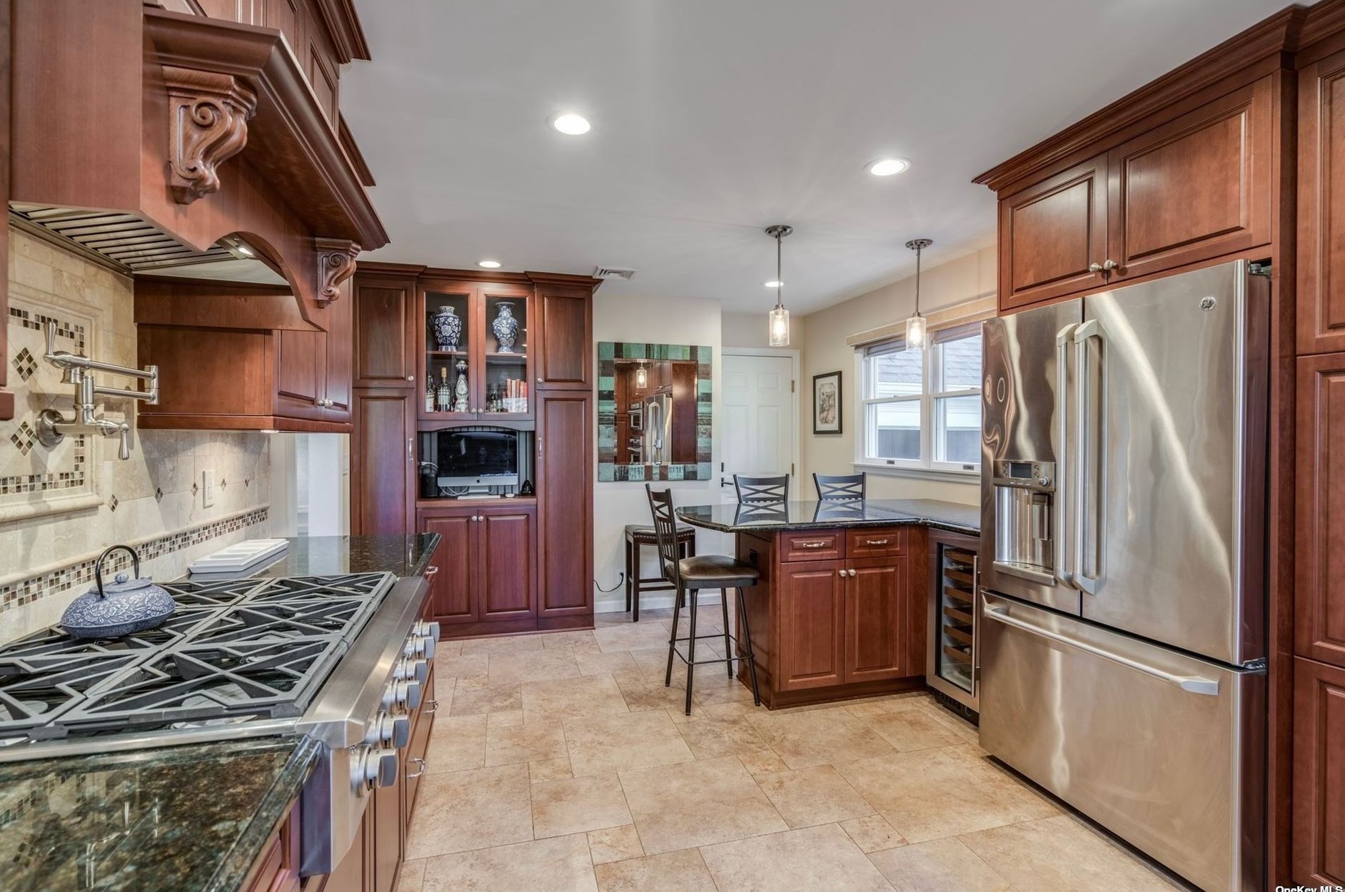 18 Briarcliff Pl, Hunt NY  11743-1826 exterior