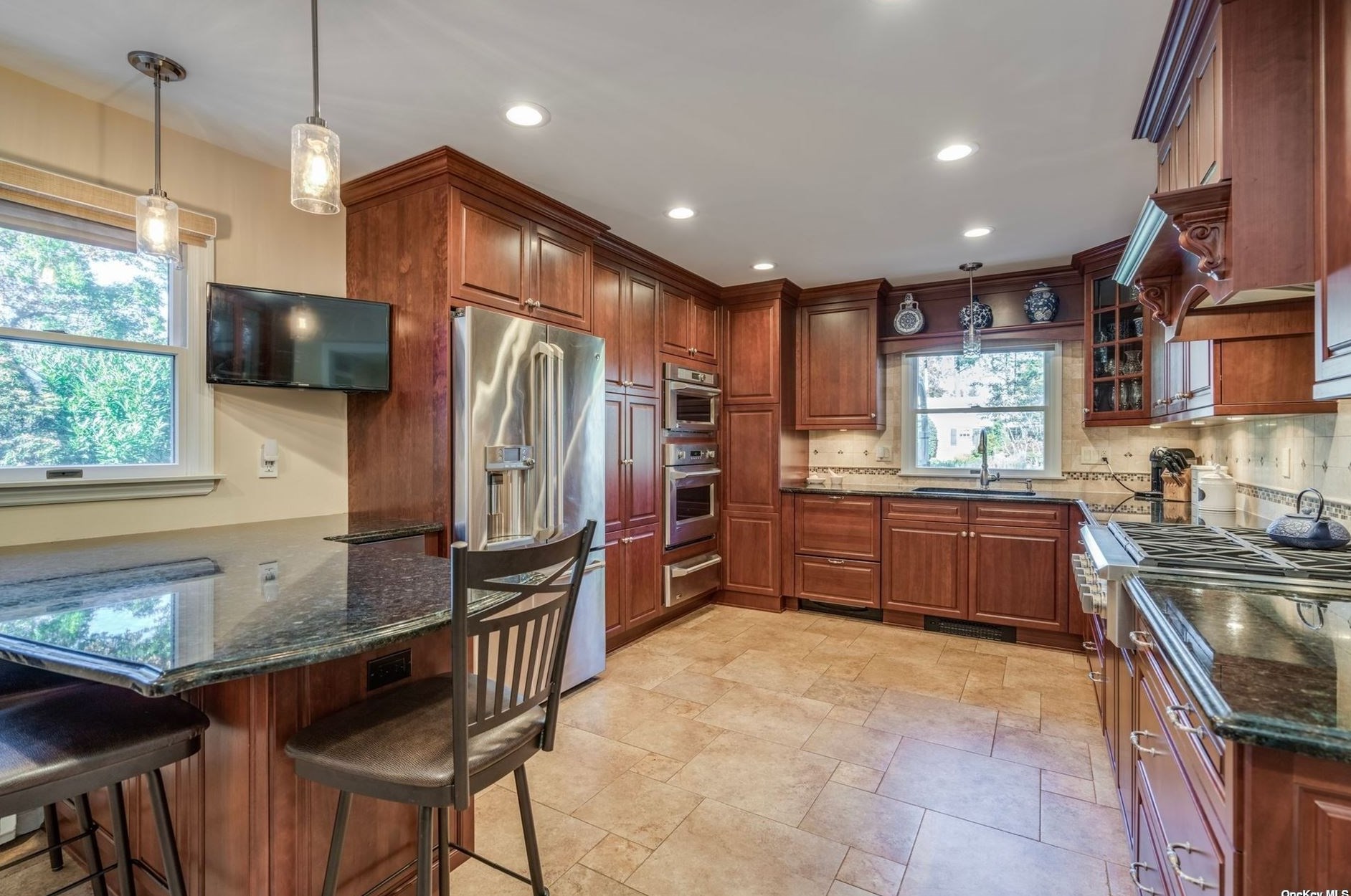 18 Briarcliff Pl, Hunt NY  11743-1826 exterior