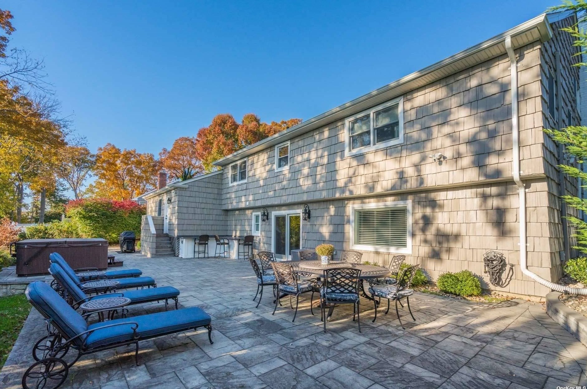 18 Briarcliff Pl, Hunt NY  11743-1826 exterior