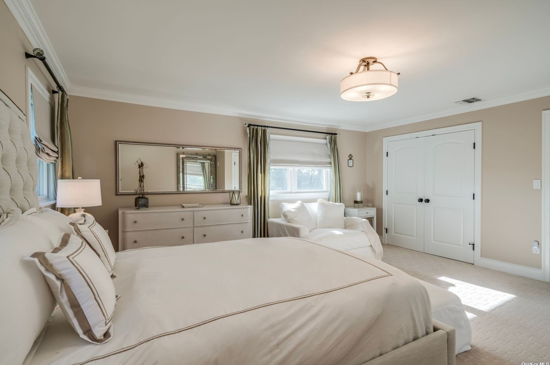 18 Briarcliff Pl, Hunt NY  11743-1826 exterior