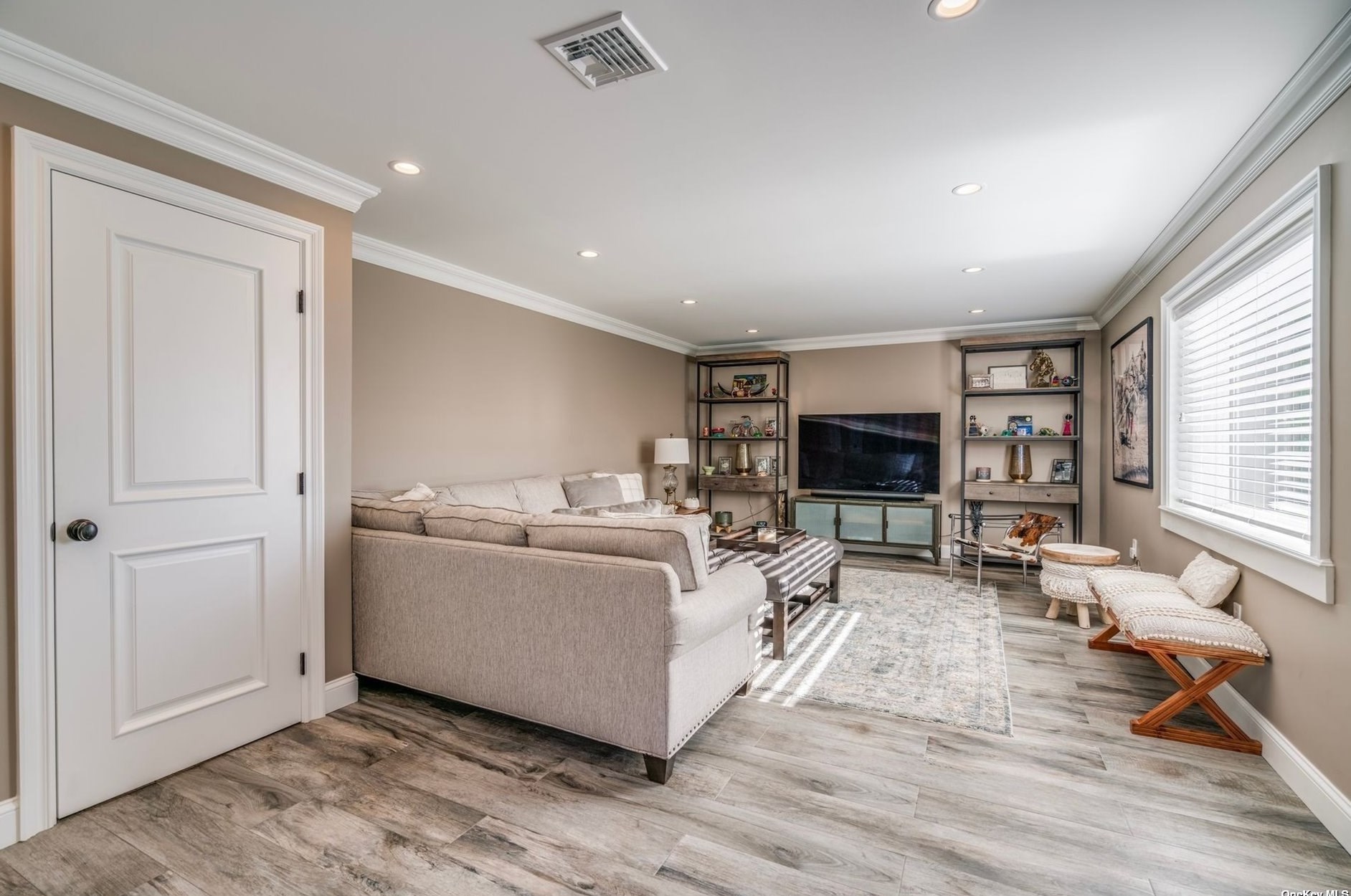 18 Briarcliff Pl, Hunt NY  11743-1826 exterior