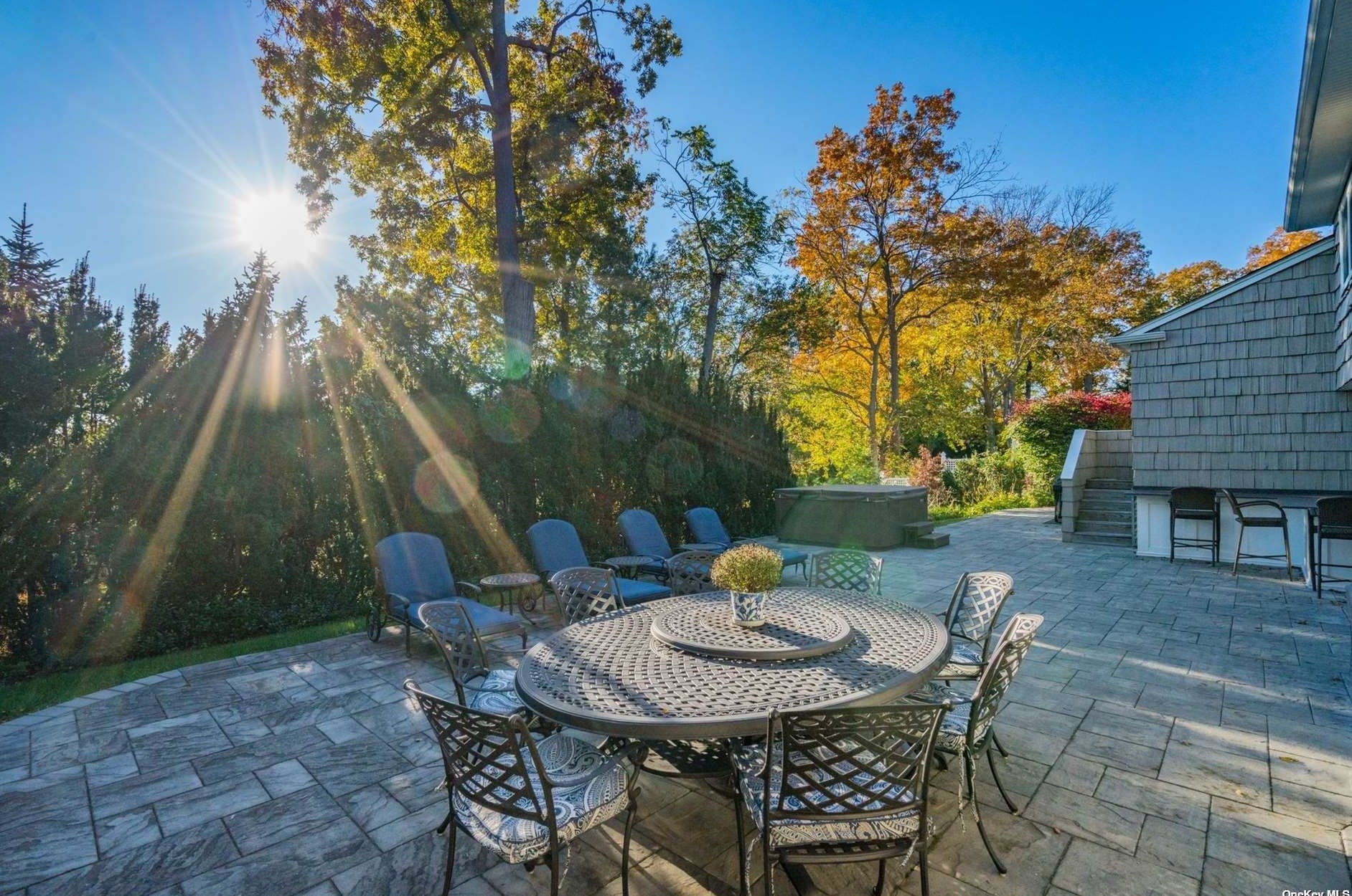 18 Briarcliff Pl, Hunt NY  11743-1826 exterior