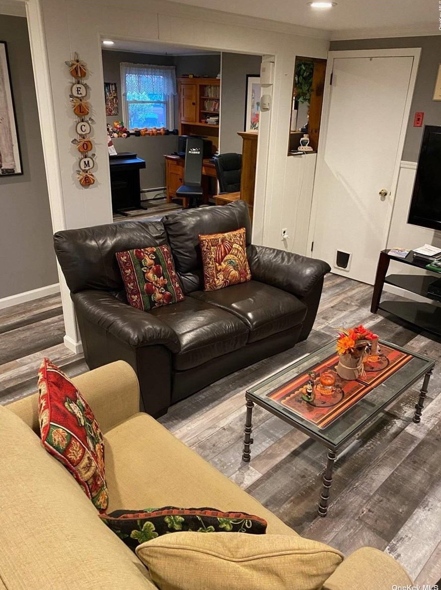 18 Eileen Ct, Commack NY  11725-2323 exterior