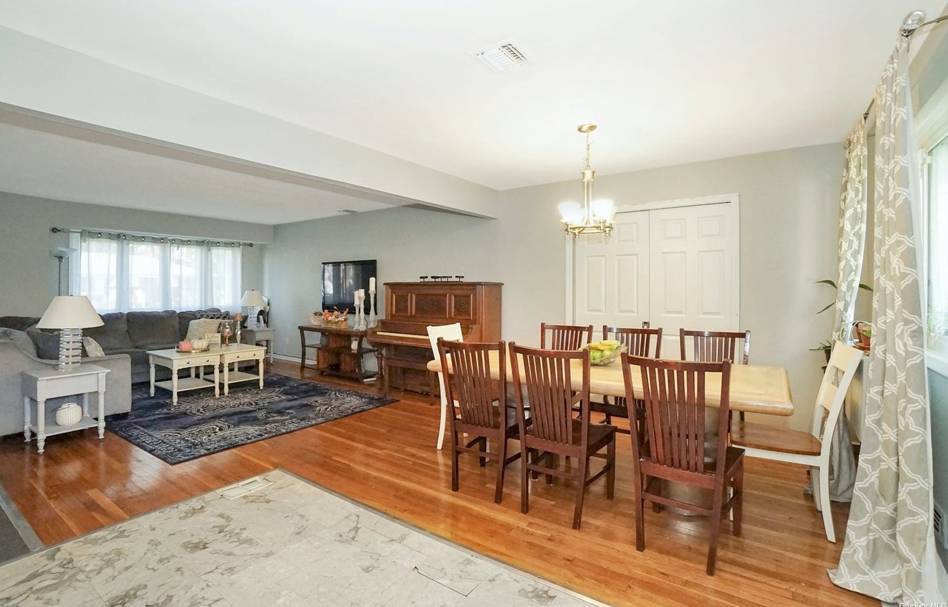 21 Middle Dr, Hunt NY 11743-4513 exterior