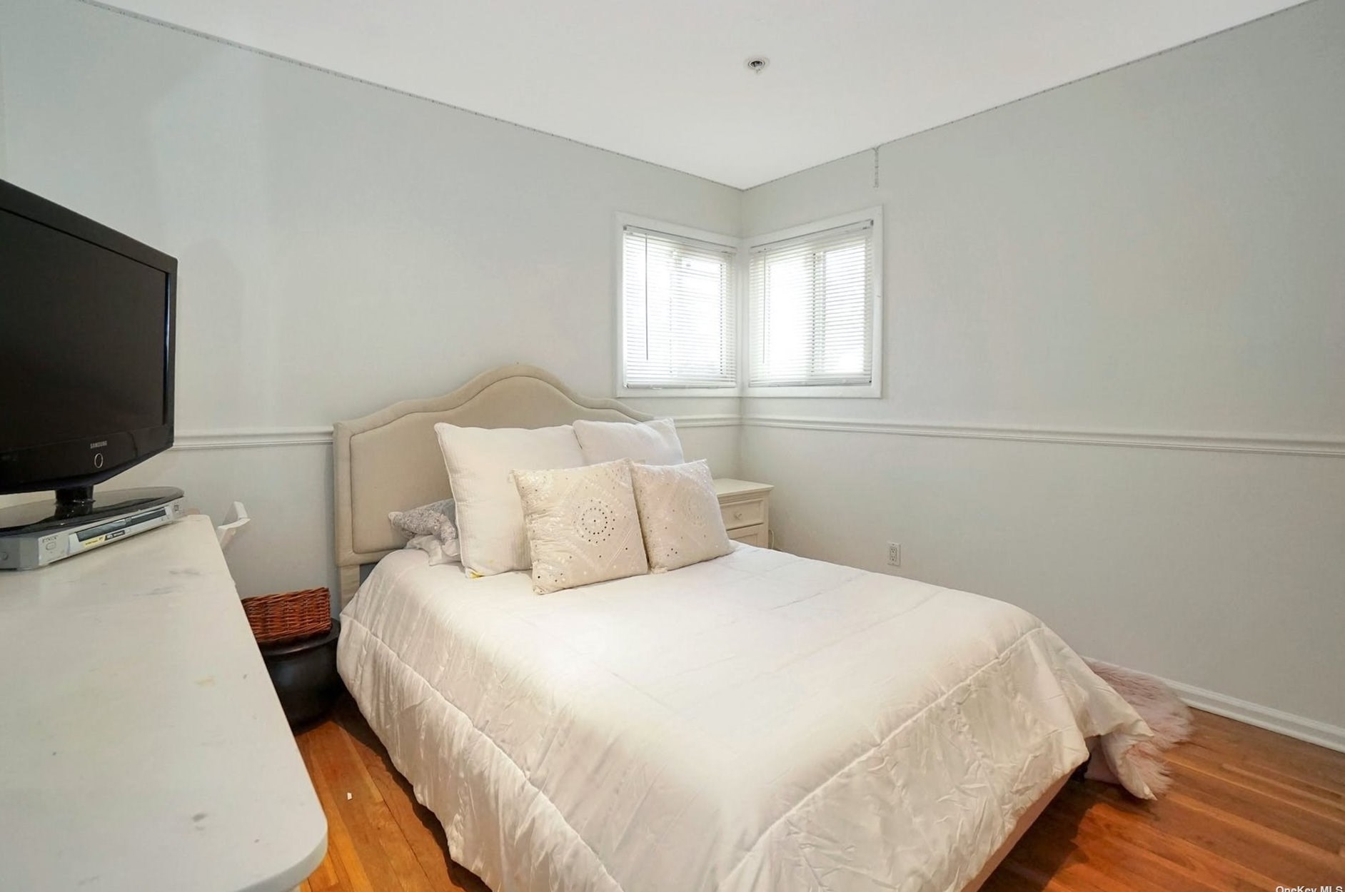 21 Middle Dr, Hunt NY 11743-4513 exterior