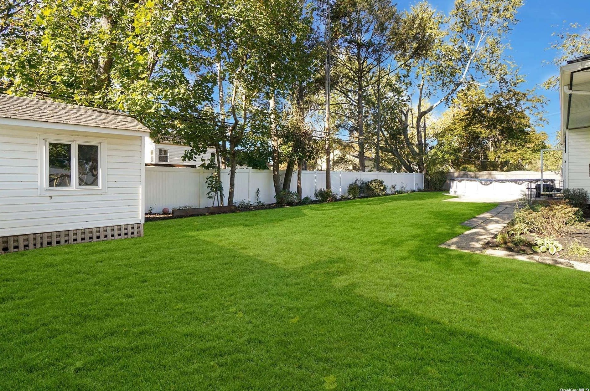 21 Middle Dr, Hunt NY 11743-4513 exterior