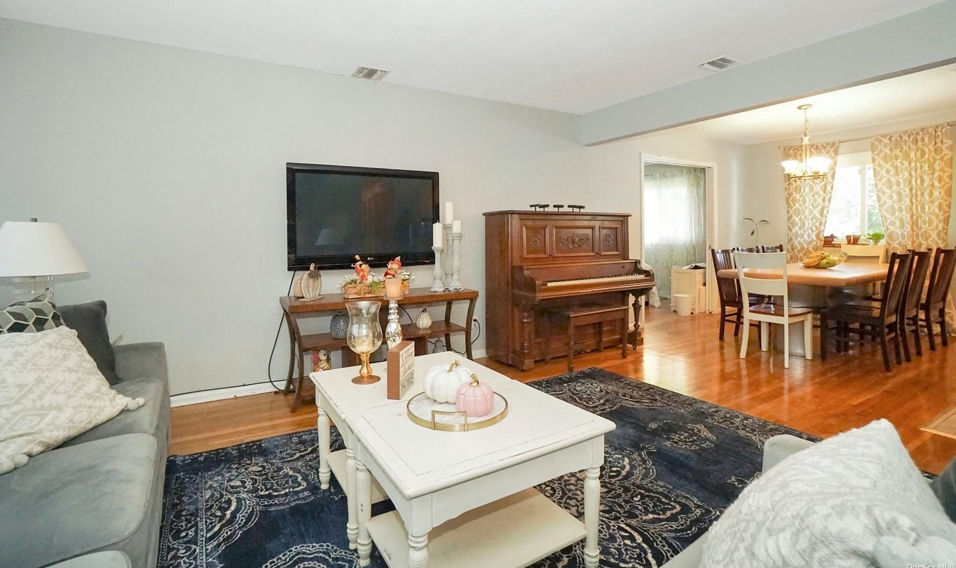 21 Middle Dr, Hunt NY  11743-4509 exterior