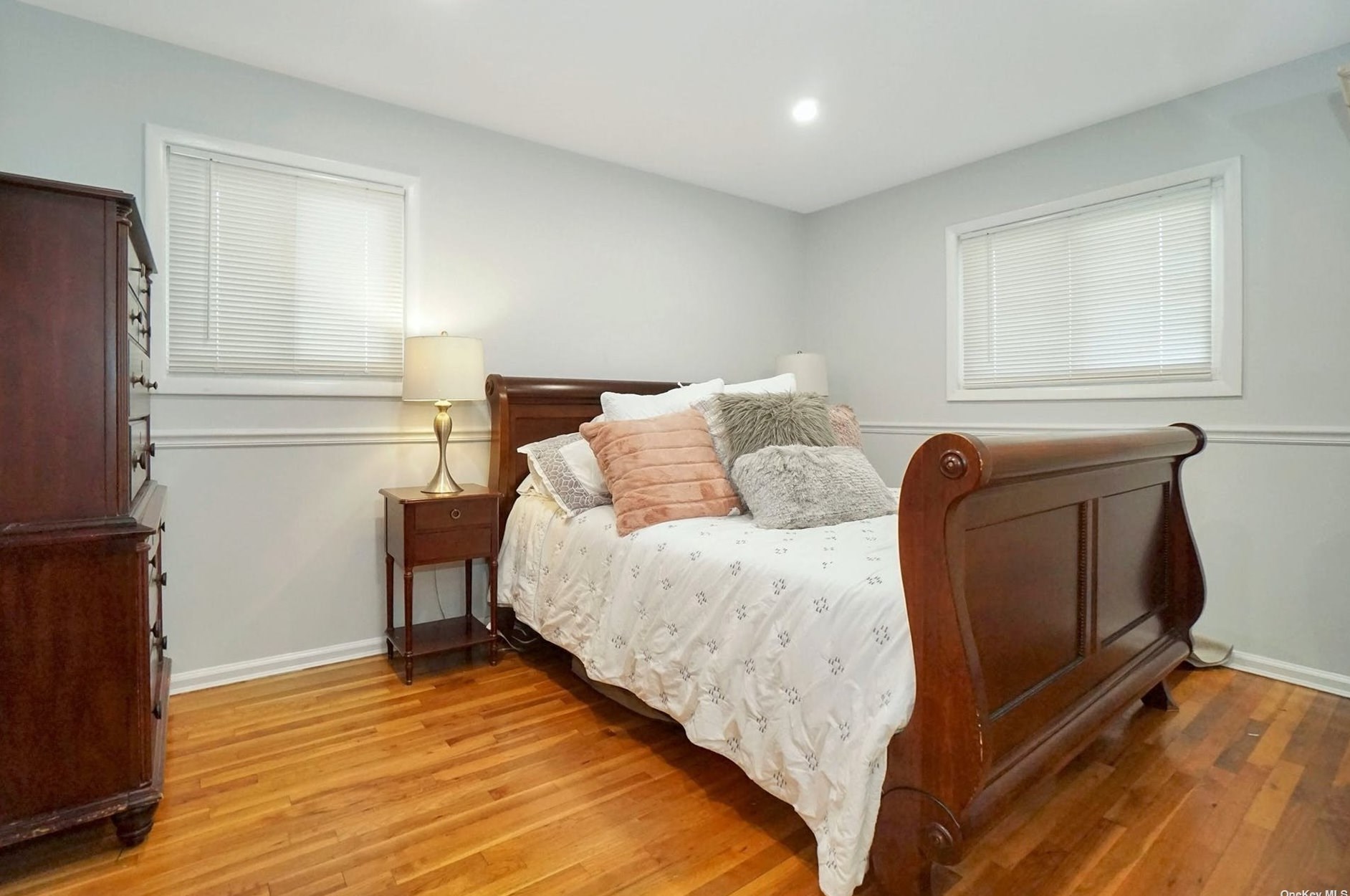 21 Middle Dr, Hunt NY 11743-4513 exterior