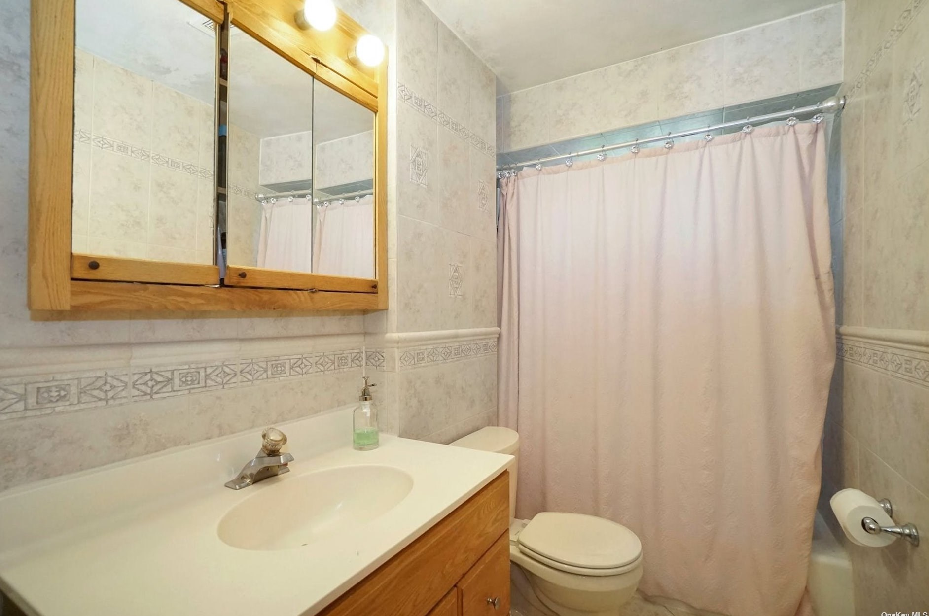 21 Middle Dr, Hunt NY 11743-4513 exterior