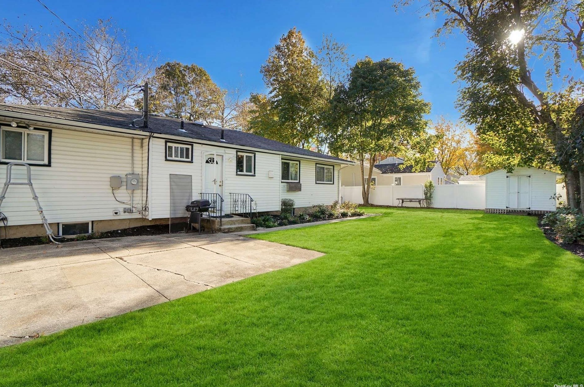 21 Middle Dr, Hunt NY 11743-4513 exterior