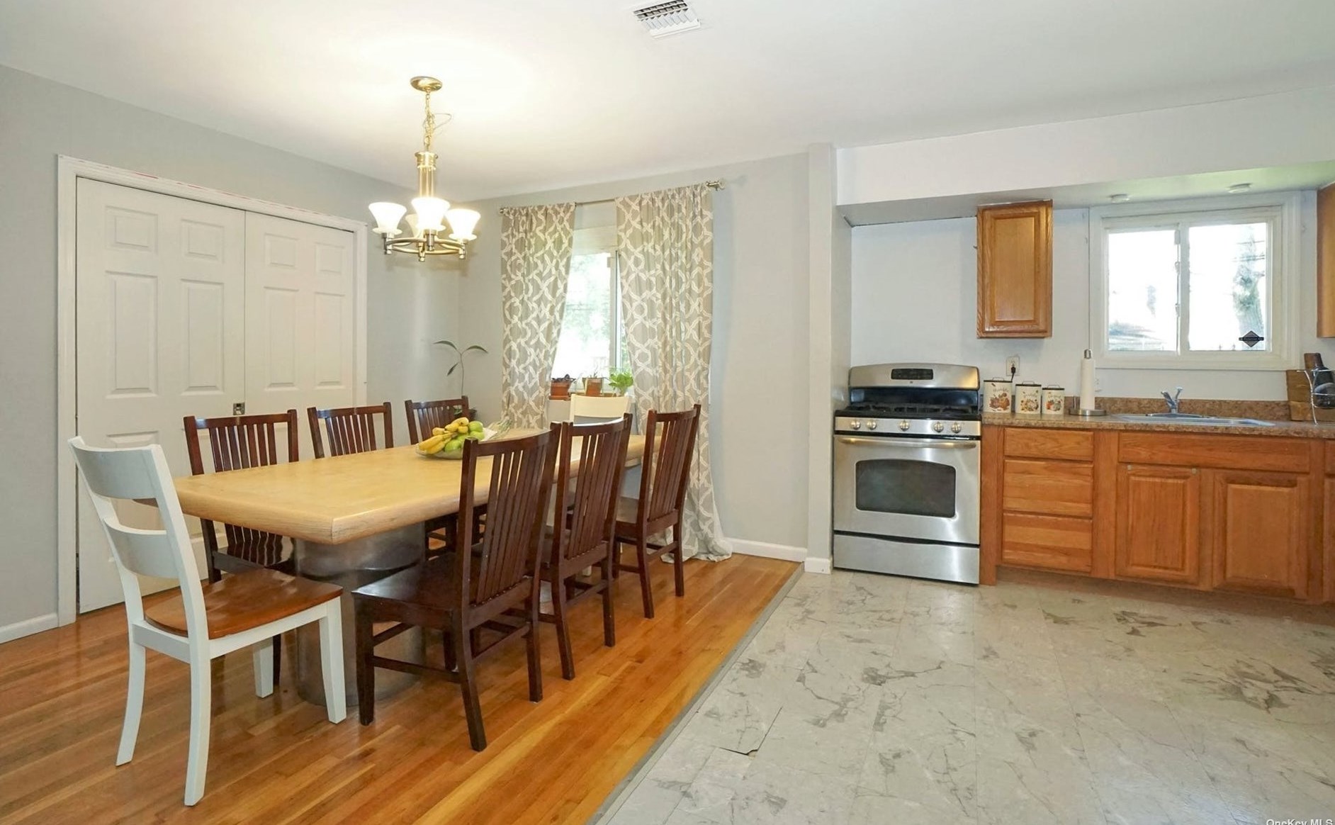 21 Middle Dr, Hunt NY 11743-4513 exterior