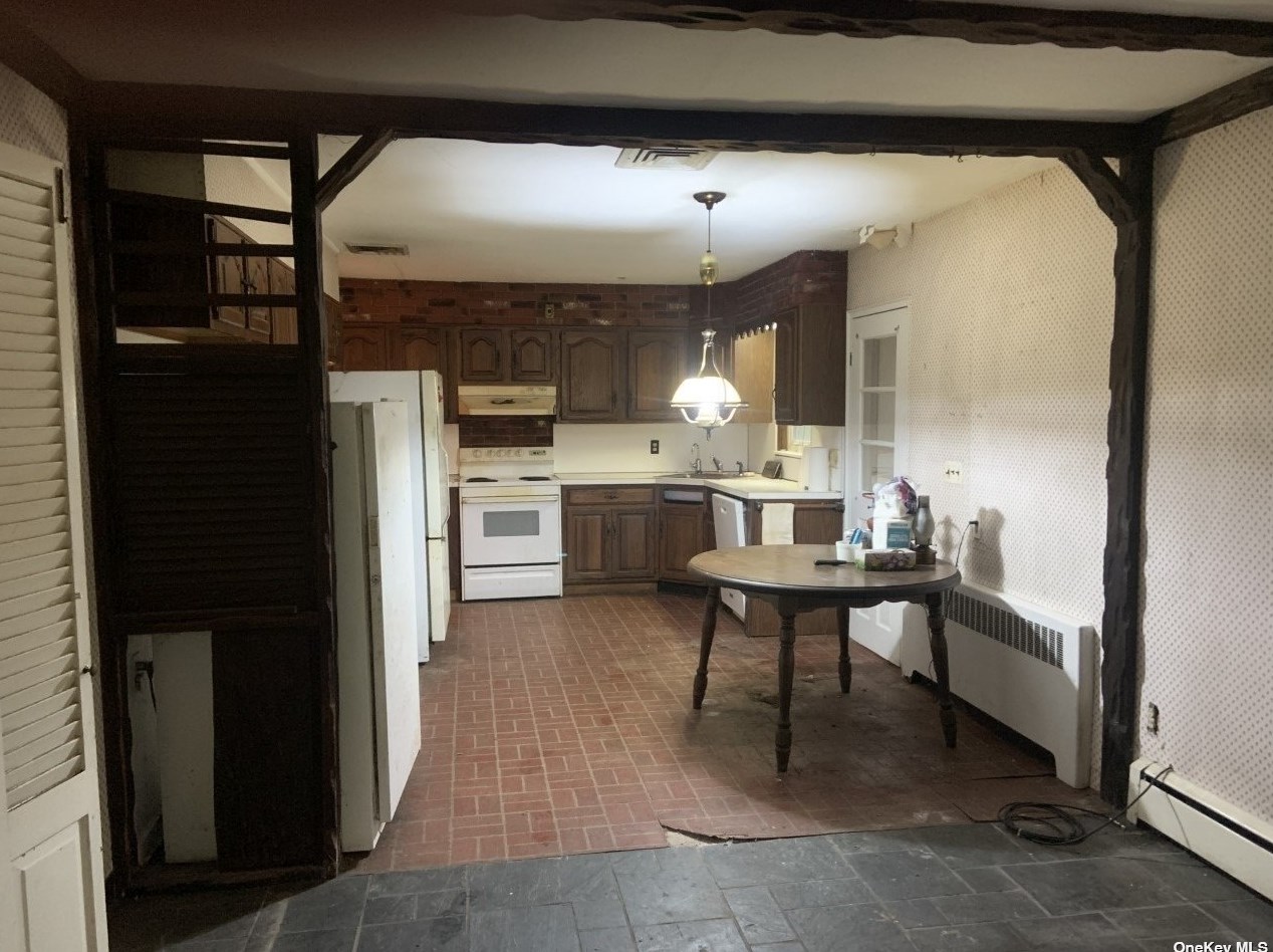 2 Bower Pl, Hunt NY 11743-2607 exterior