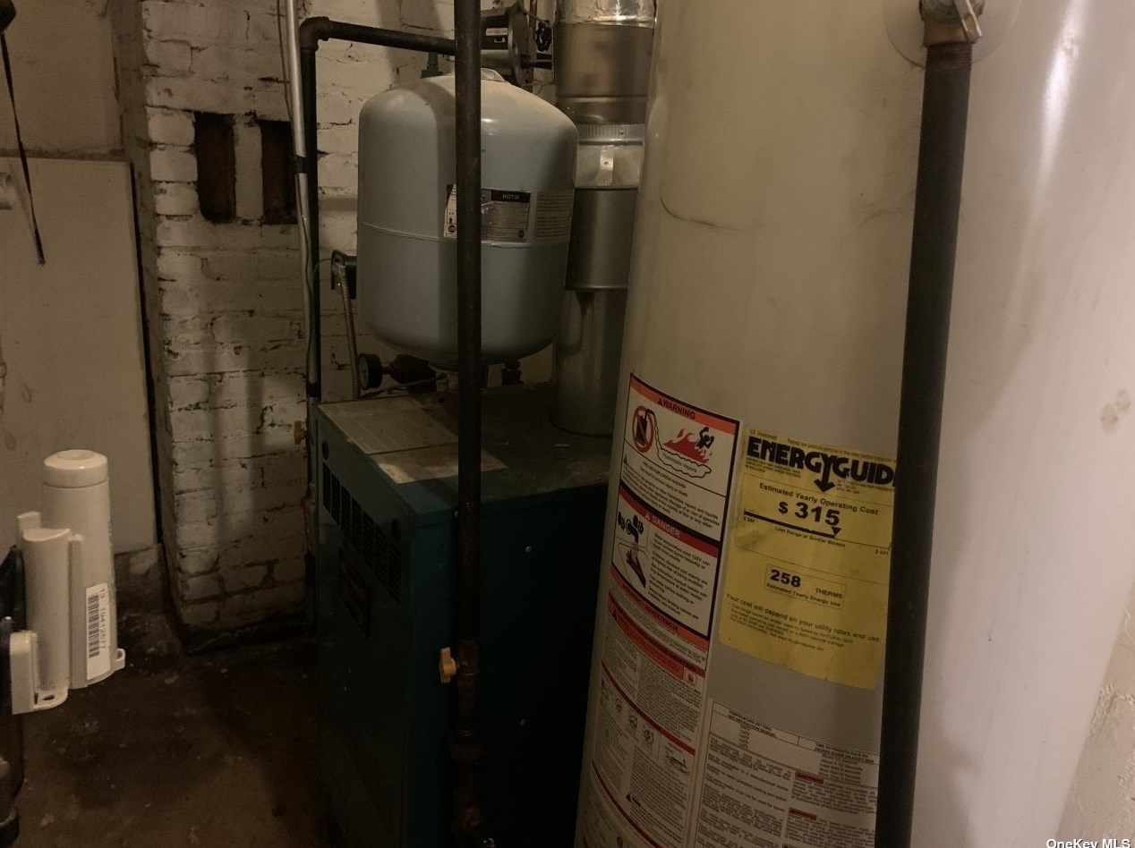 2 Bower Pl, Hunt NY 11743-2607 exterior