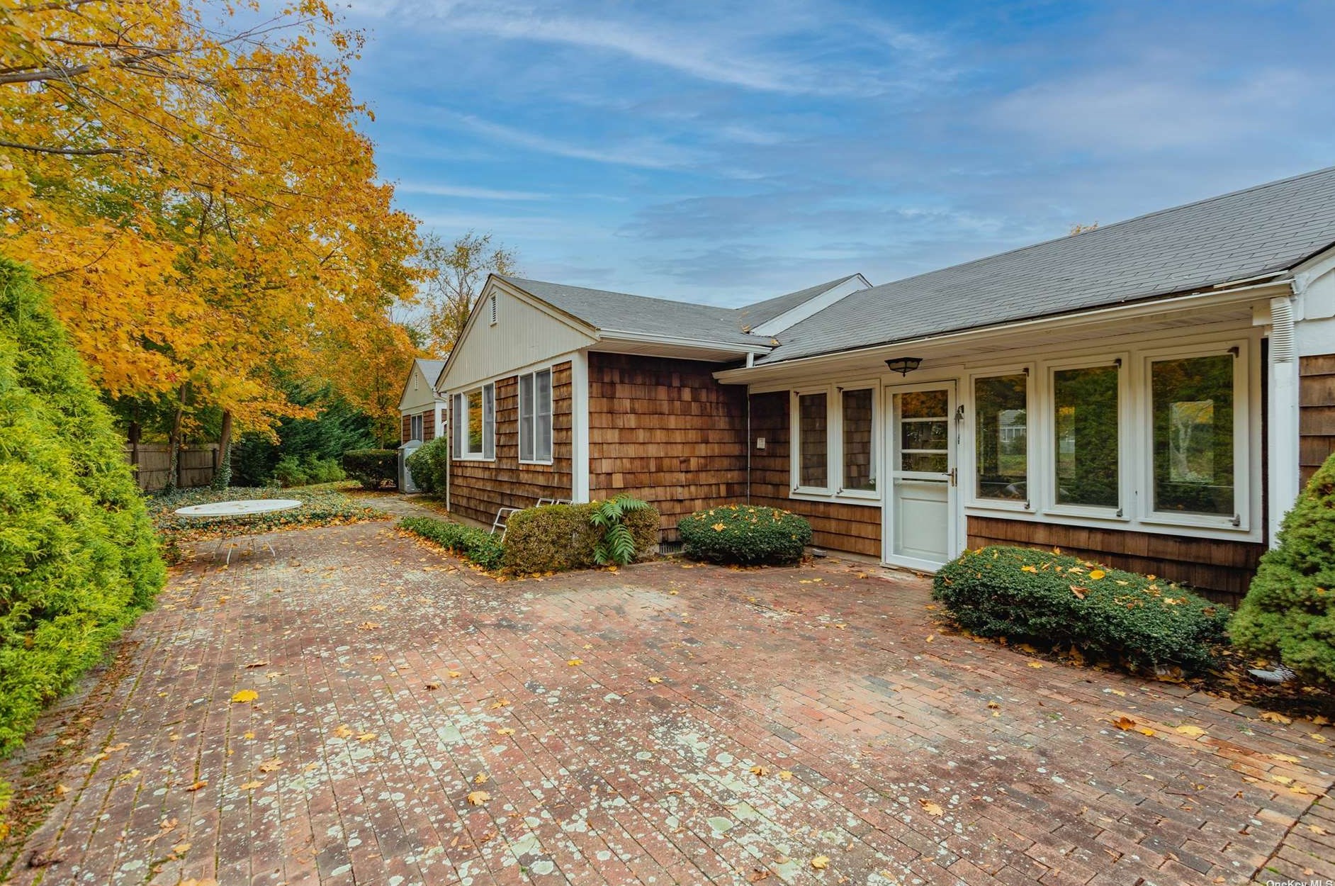 5 Fleetwood Dr, Hunt NY 11743-1332 exterior